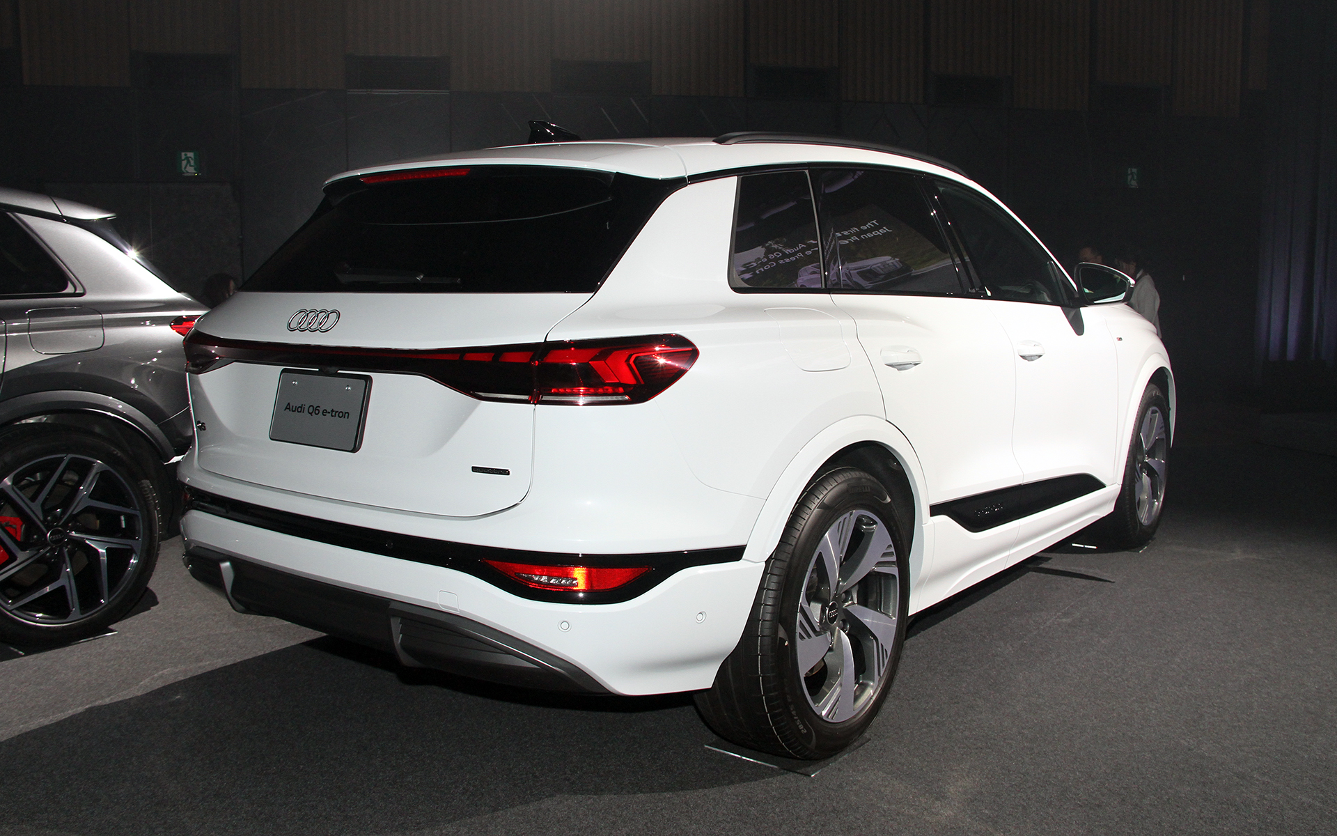 Q6 e-tron quattro。ボディサイズは4770×1940×1695mm（全長×全幅×全高）、ホイールベースは2895mm。プレミアムコンパクトクラスの「Q4 e-tron」、プレミアムフルサイズクラスの「Q8  e-tron」の間に位置するプレミアムミッドサイズクラスとなる