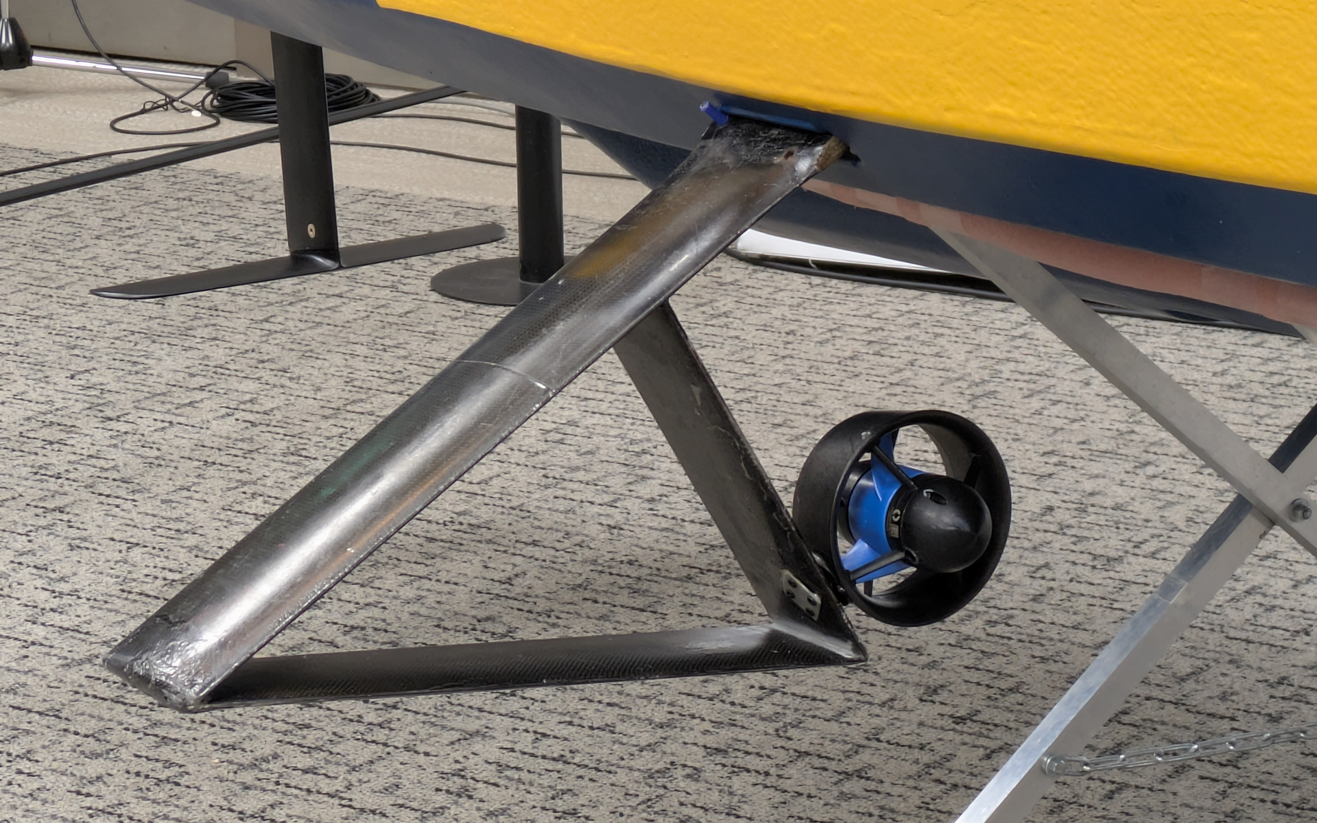 左右には推進プロペラを備えた浮揚力を発生する板を完備。ジャイロと左右の推進プロペラの出力をコントロールすることで姿勢を制御するが、「ドローンの姿勢制御技術がここ数年で飛躍的に進歩したおかげで、そういったパーツの価格も下がったし、種類もたくさんあり開発面では助かっている」と板井氏