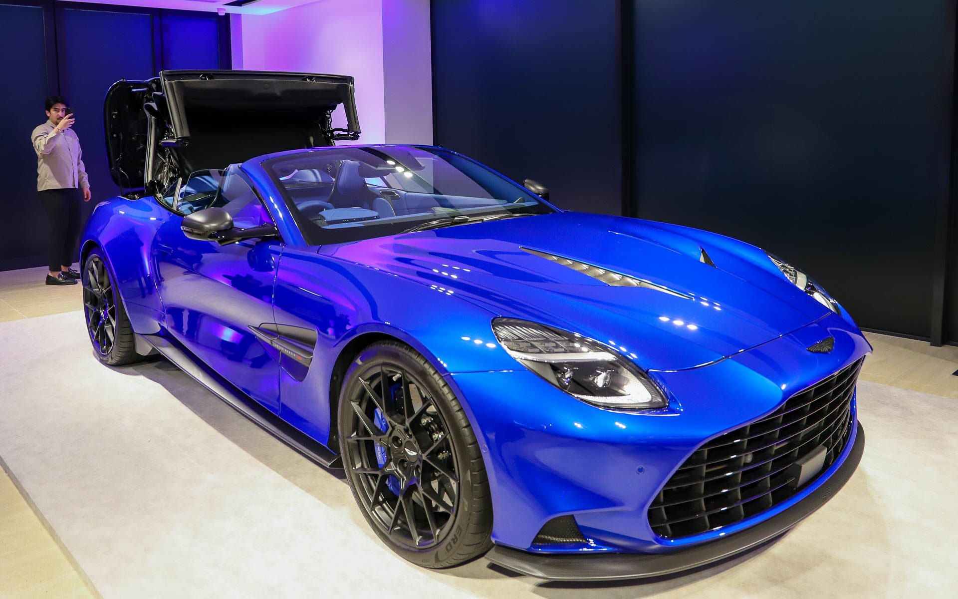 ルーフは50km/h以下であれば開閉操作可能。14秒で開き、16秒で閉じる