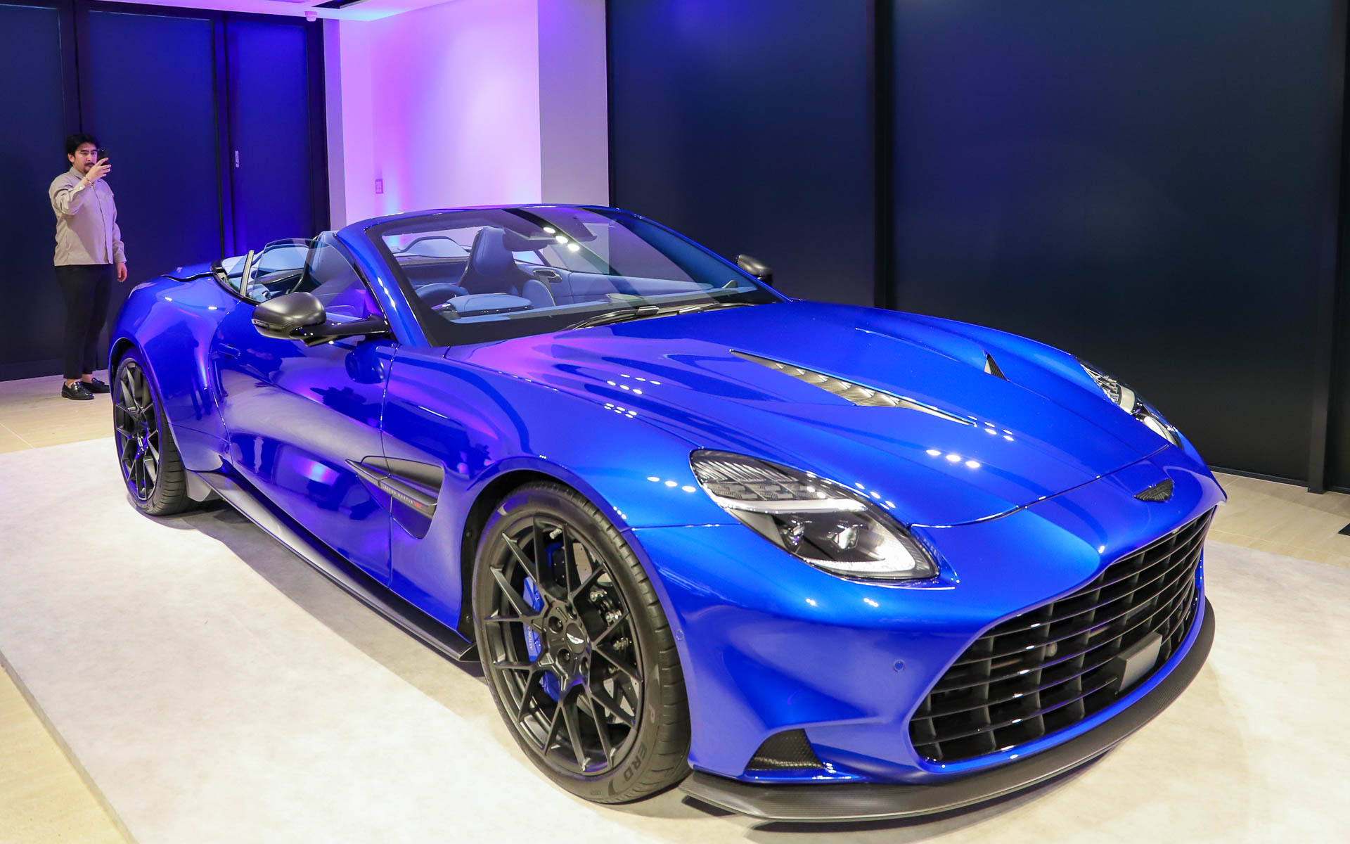 ルーフは50km/h以下であれば開閉操作可能。14秒で開き、16秒で閉じる