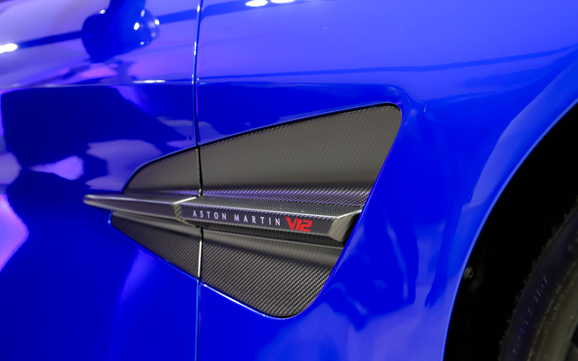 サイドストレーキには「V12」のモチーフがあしらわれる