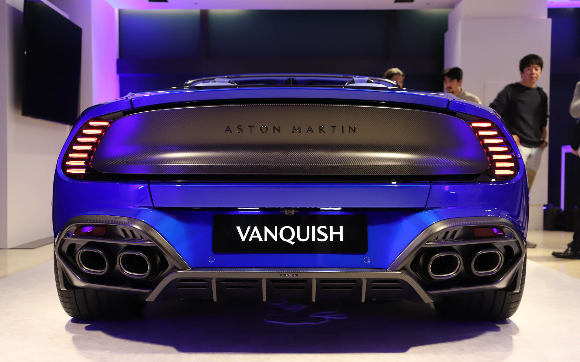 ステンレススチール製エキゾーストシステムは、独特な形状のクアッドテールパイプを配置。オプションでチタン製エキゾーストシステムも用意される