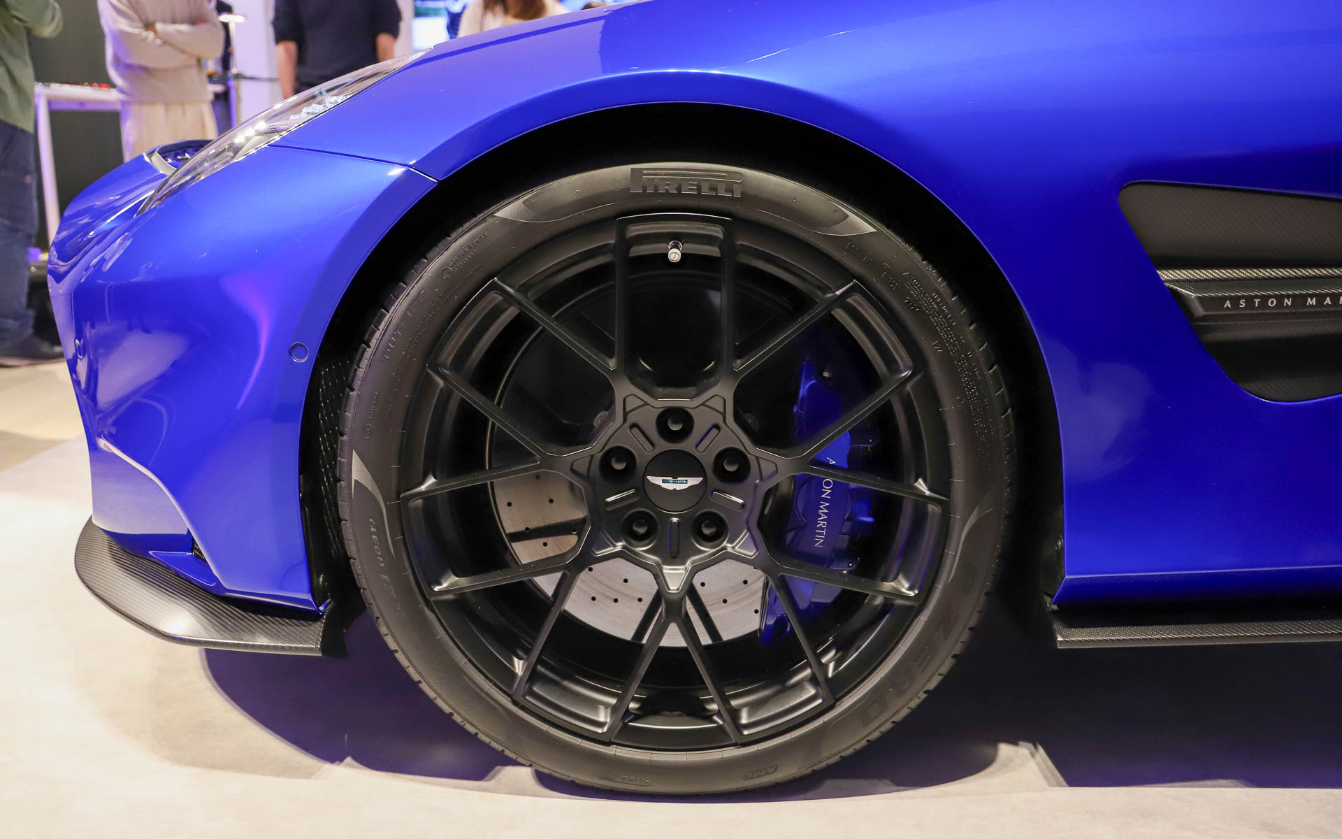 特別設計のピレリ「P ZERO PZ4」を装着。タイヤサイズはフロントが275/35ZR21、リアが325/30ZR21