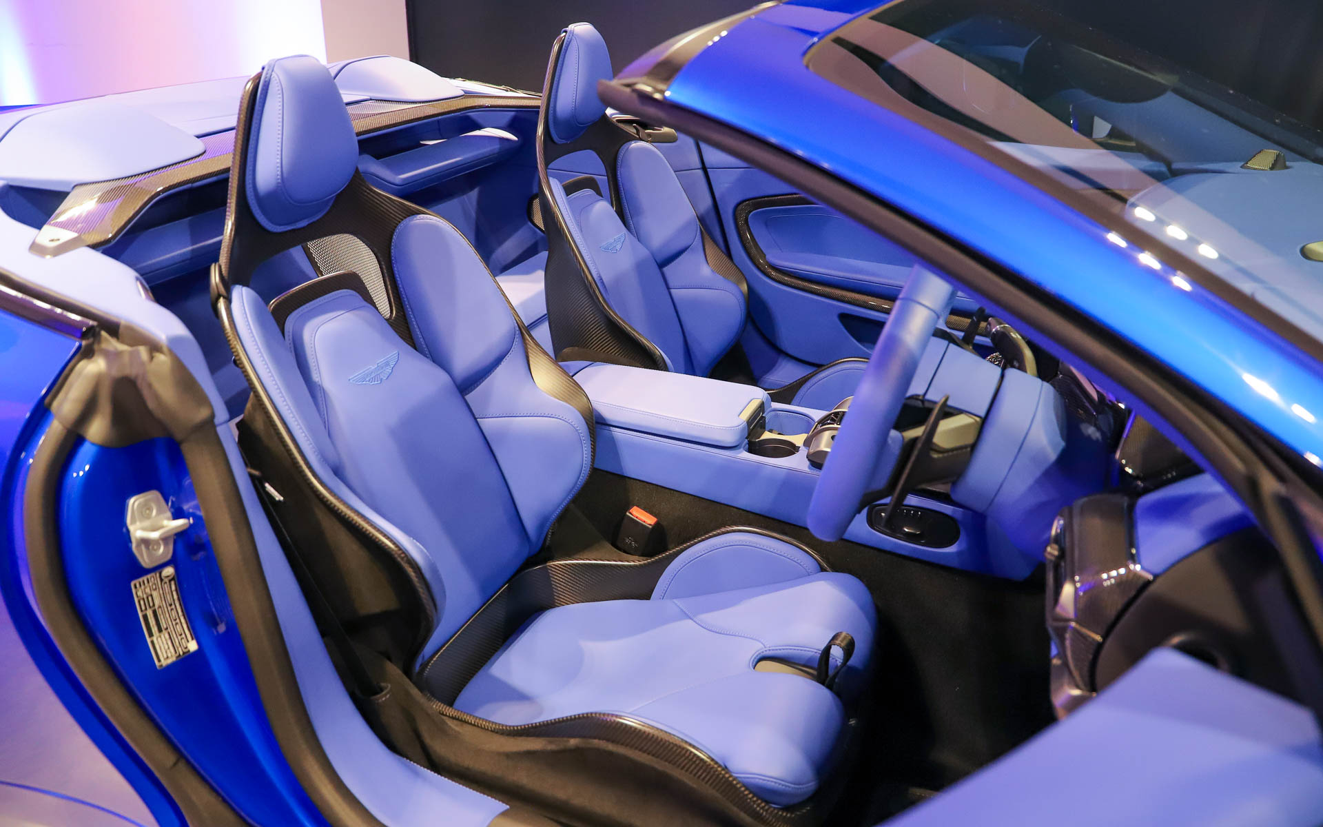 オプションのカーボンファイバー製パフォーマンスシートを装着