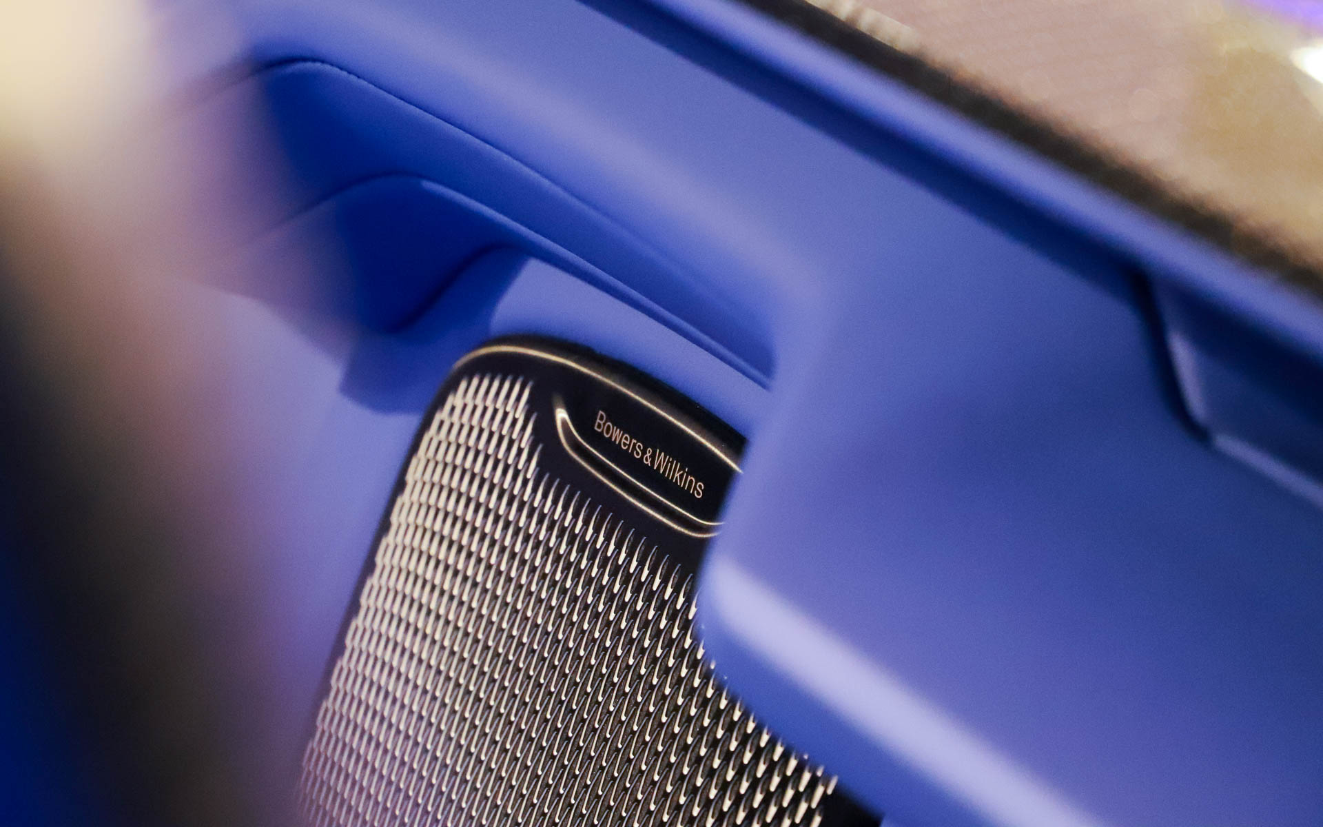 Bowers＆Wilkinsのサラウンドサウンドシステムを標準装備