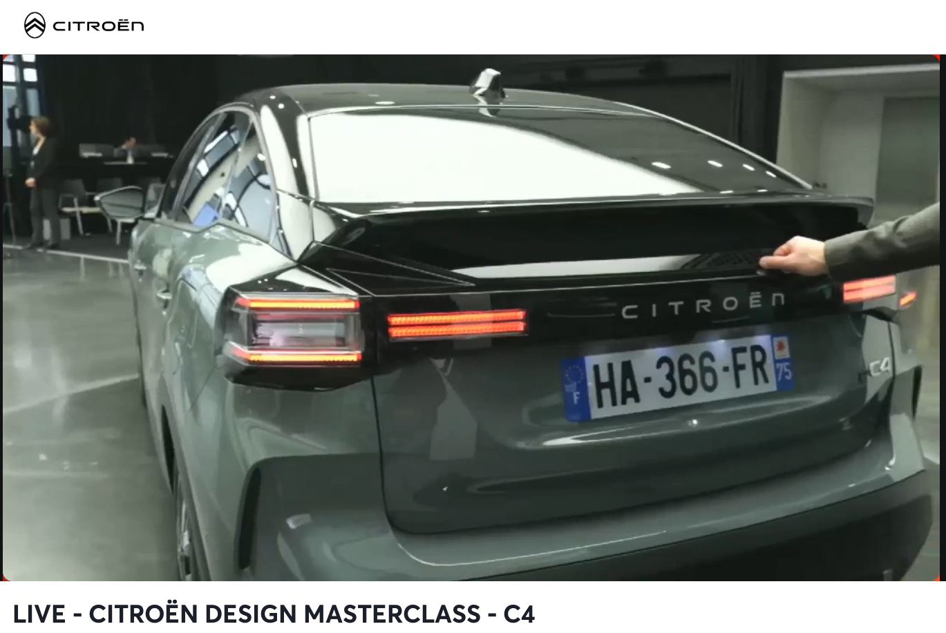 ルクレール氏はスタジオ内に置かれた新型C4の実車を見ながらの解説も行なった