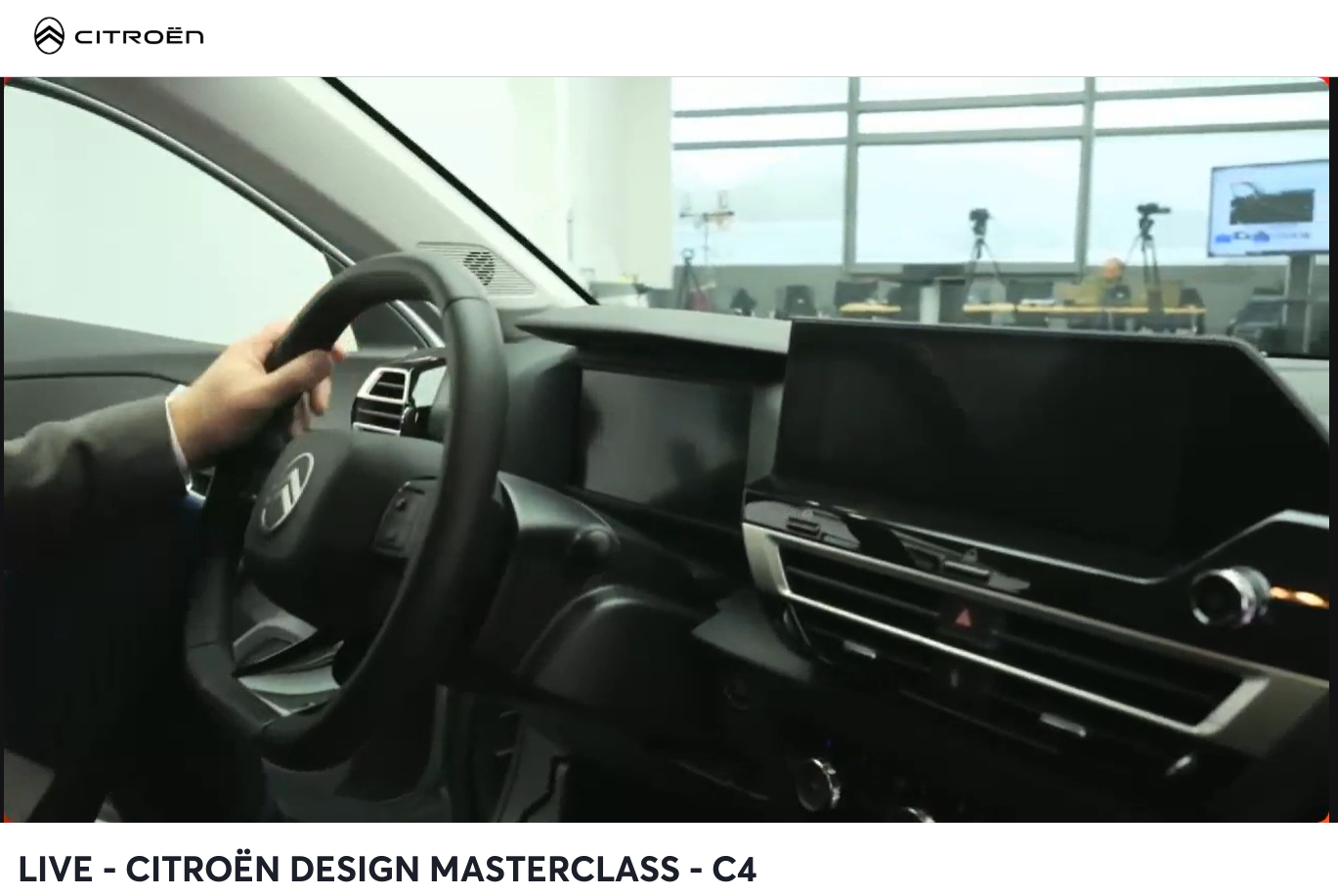 ルクレール氏はスタジオ内に置かれた新型C4の実車を見ながらの解説も行なった