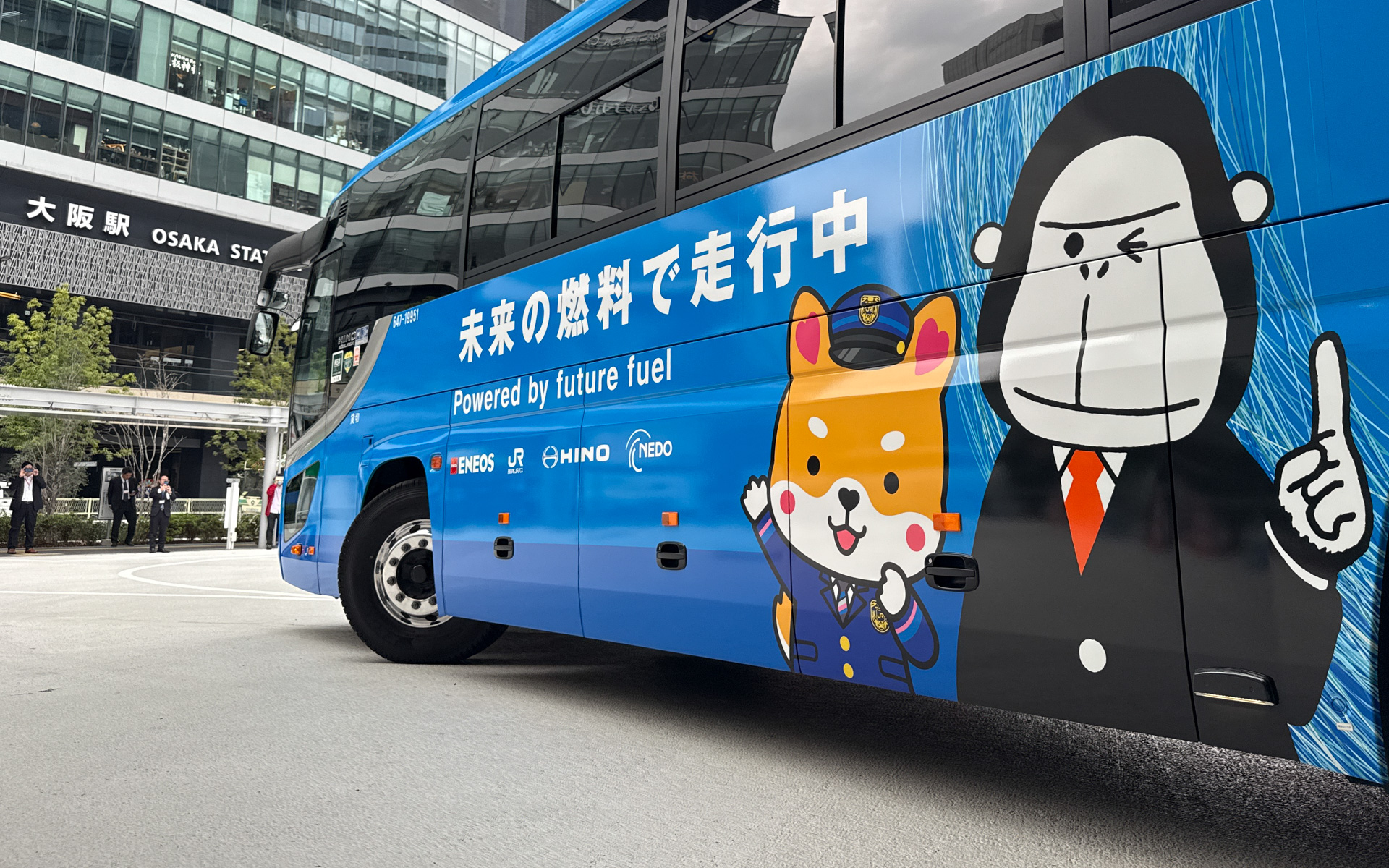 ENEOSのイメージキャラクター「エネゴリくん」と、西日本JRバスの「にしばくん。」がラッピングバスとして登場する