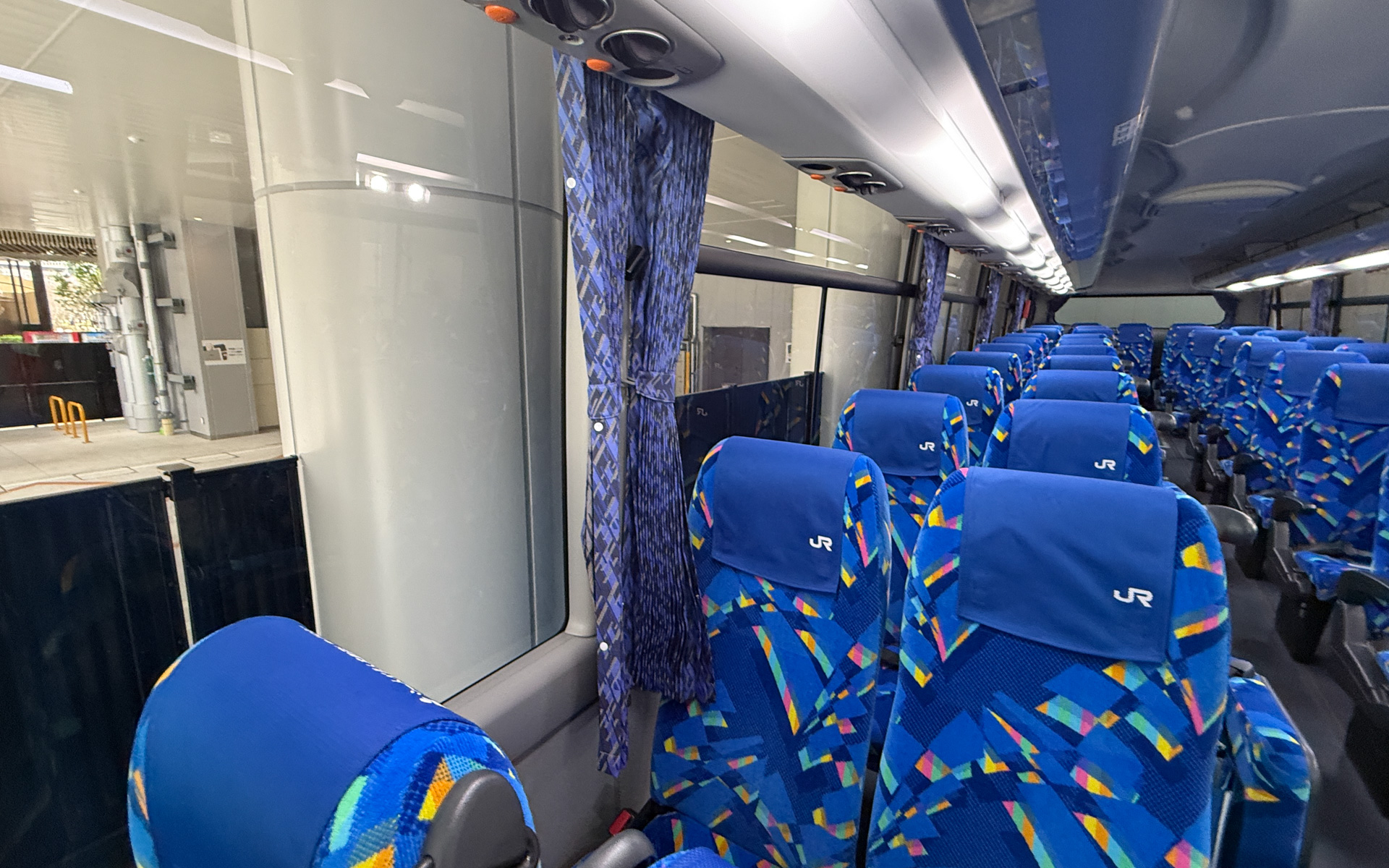 車内では合成燃料への取り組みを紹介する映像が流されていた