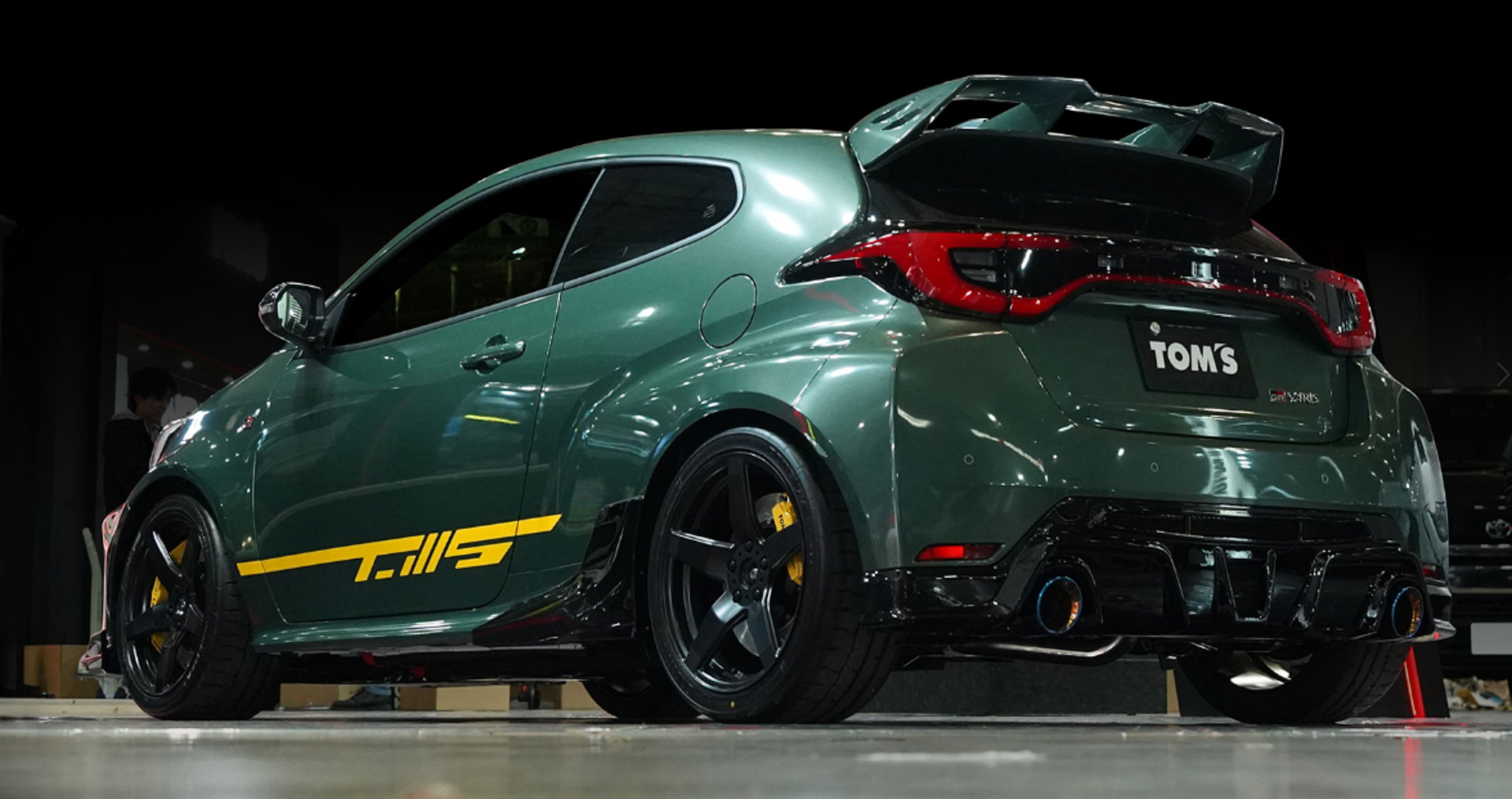 「TOM'Sスタイリングパーツセット」と「リアルーフウィング」装着イメージリアビュー