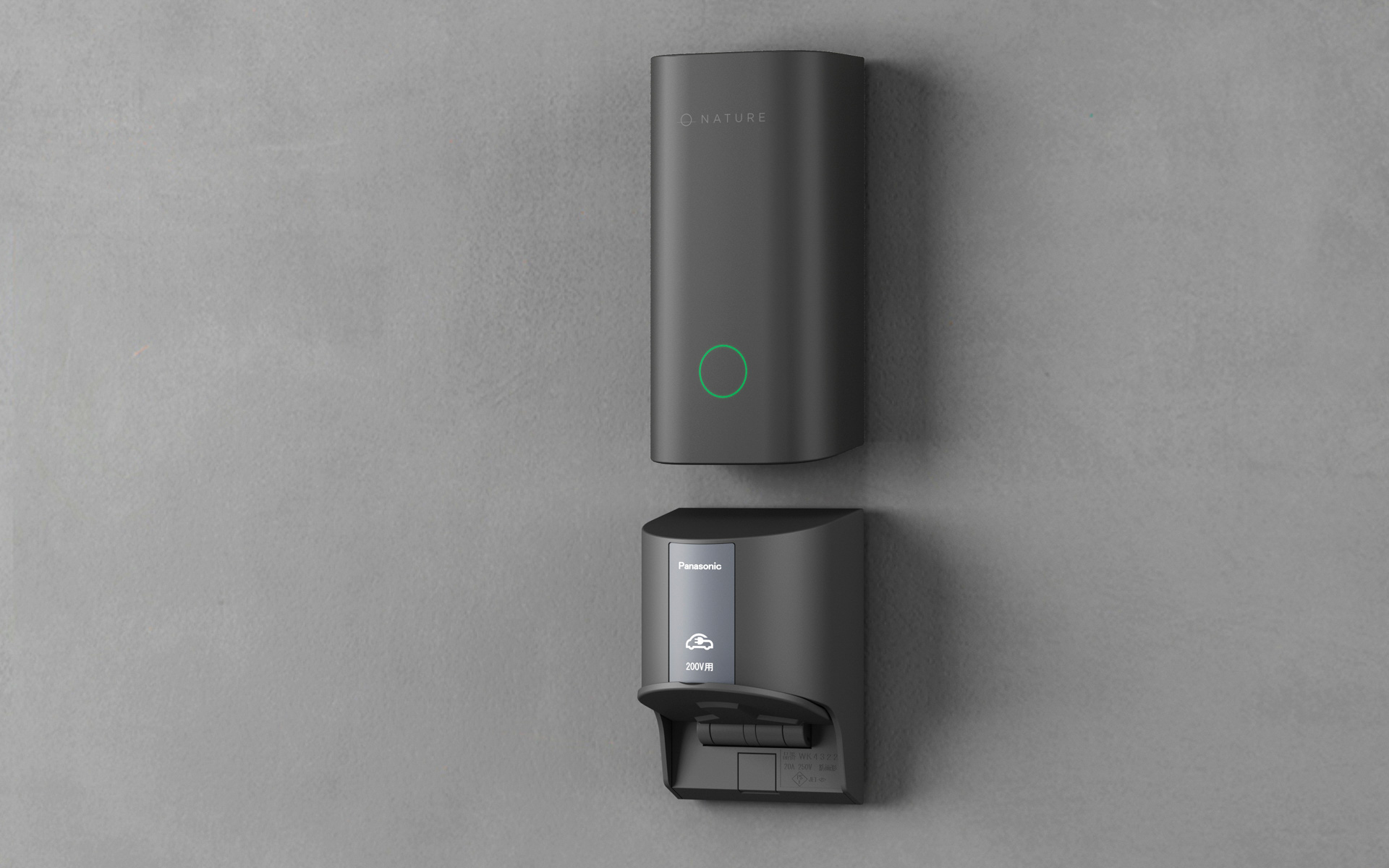 上が充電制御するIoTモジュール、下は普通充電コンセント。充電コンセントの手前に挿入して充電の入り切りや充電状態を監視する