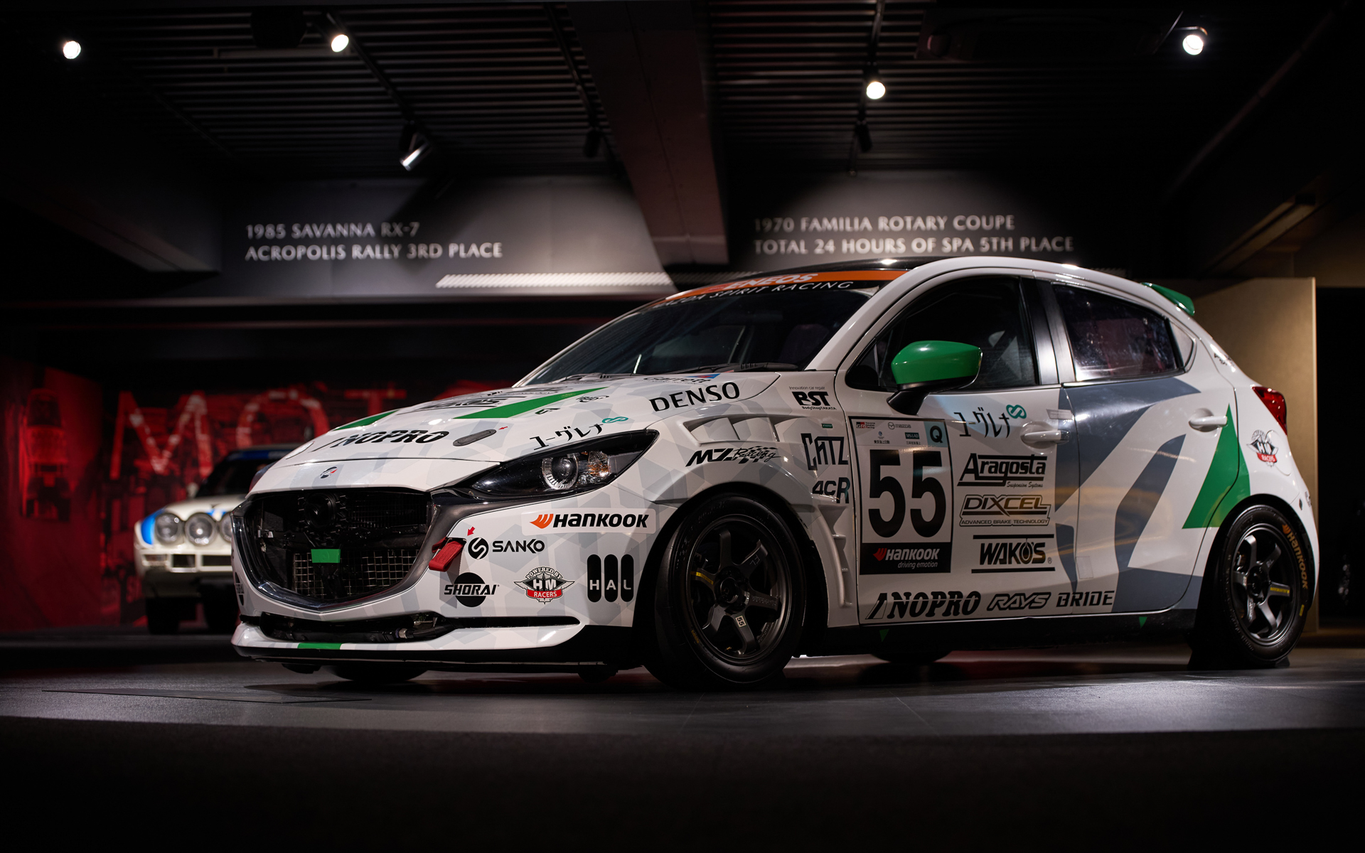 スーパー耐久参戦マシンをはじめ、さまざまなレース車両が並ぶ