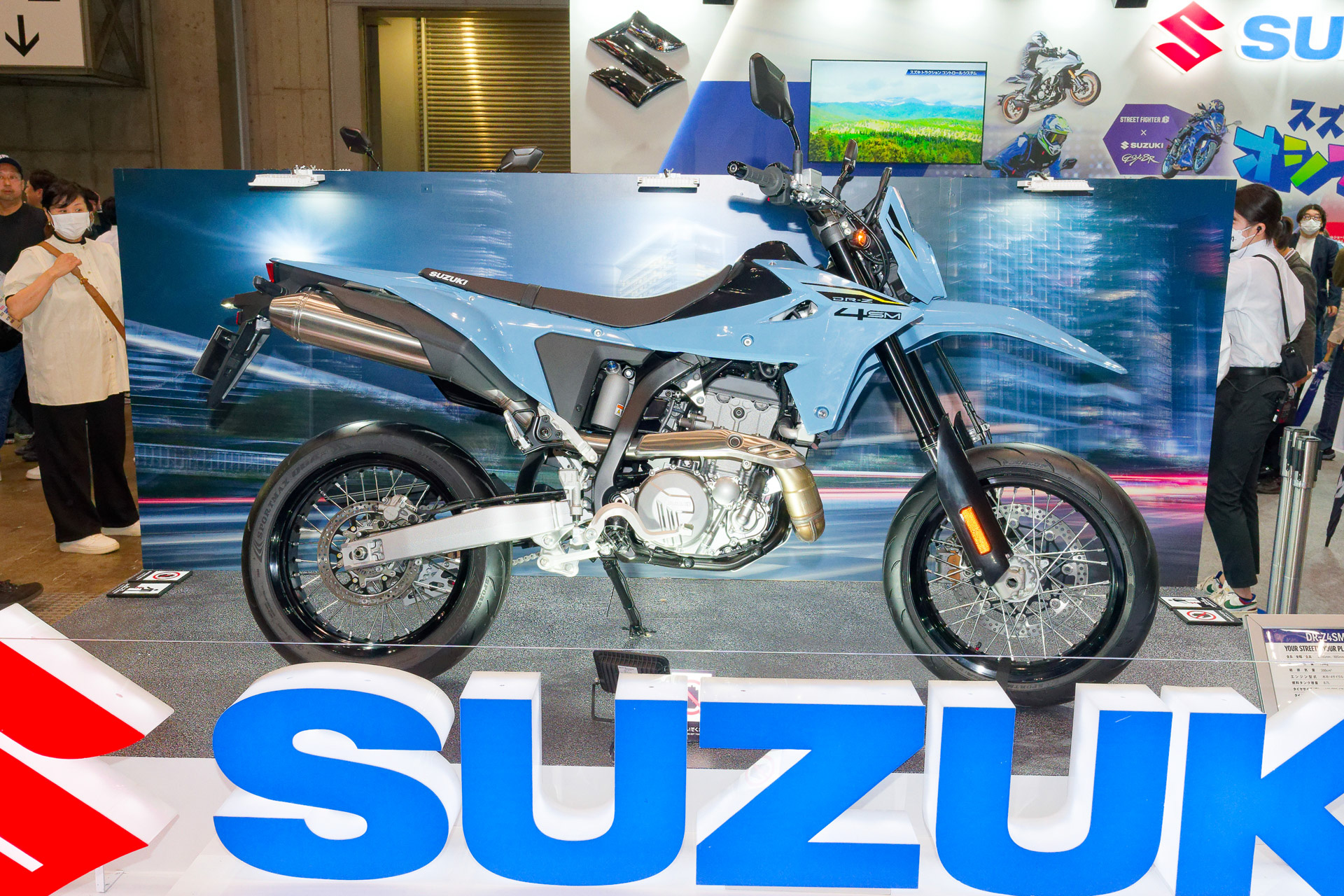 2008年に惜しまれつつ国内では生産終了となったDR-Z400シリーズの後継となる「DRZ4s」や「DRZ4SM」などが見どころ