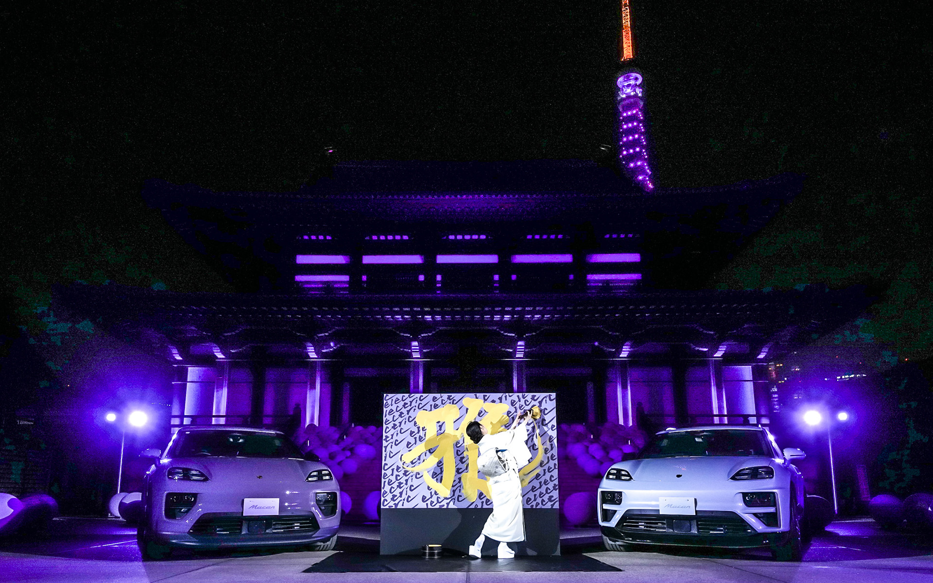 書家/アーティストの岡西佑奈氏がライブパフォーマンスを実施し、金色で「雅」と描き上げた。マカンの持つ気高さや洗練された様子を表現したものだという