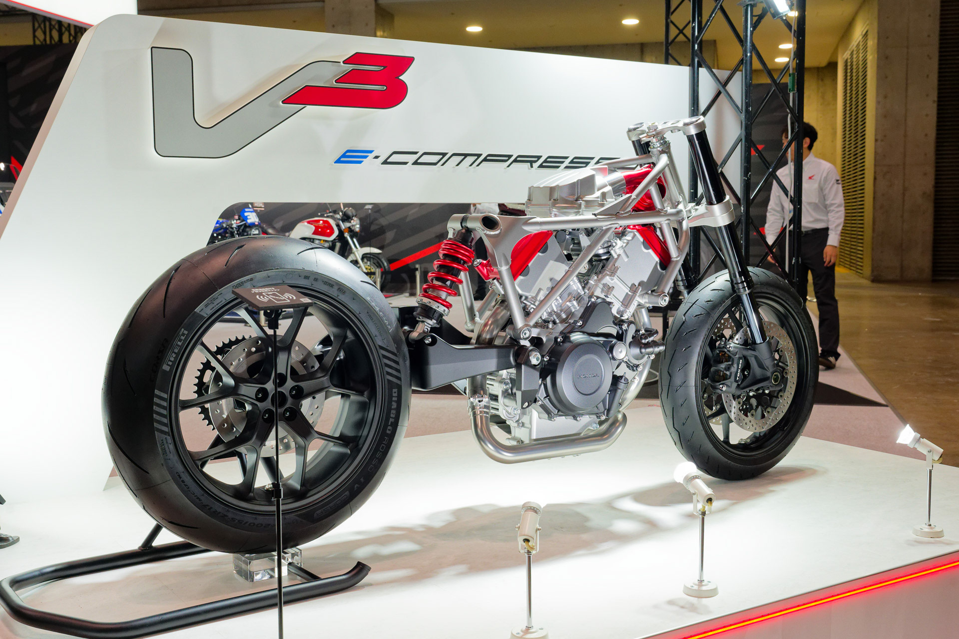 大阪・東京・名古屋モーターサイクルショーで日本初披露となる電動過給機付きV型3気筒エンジン