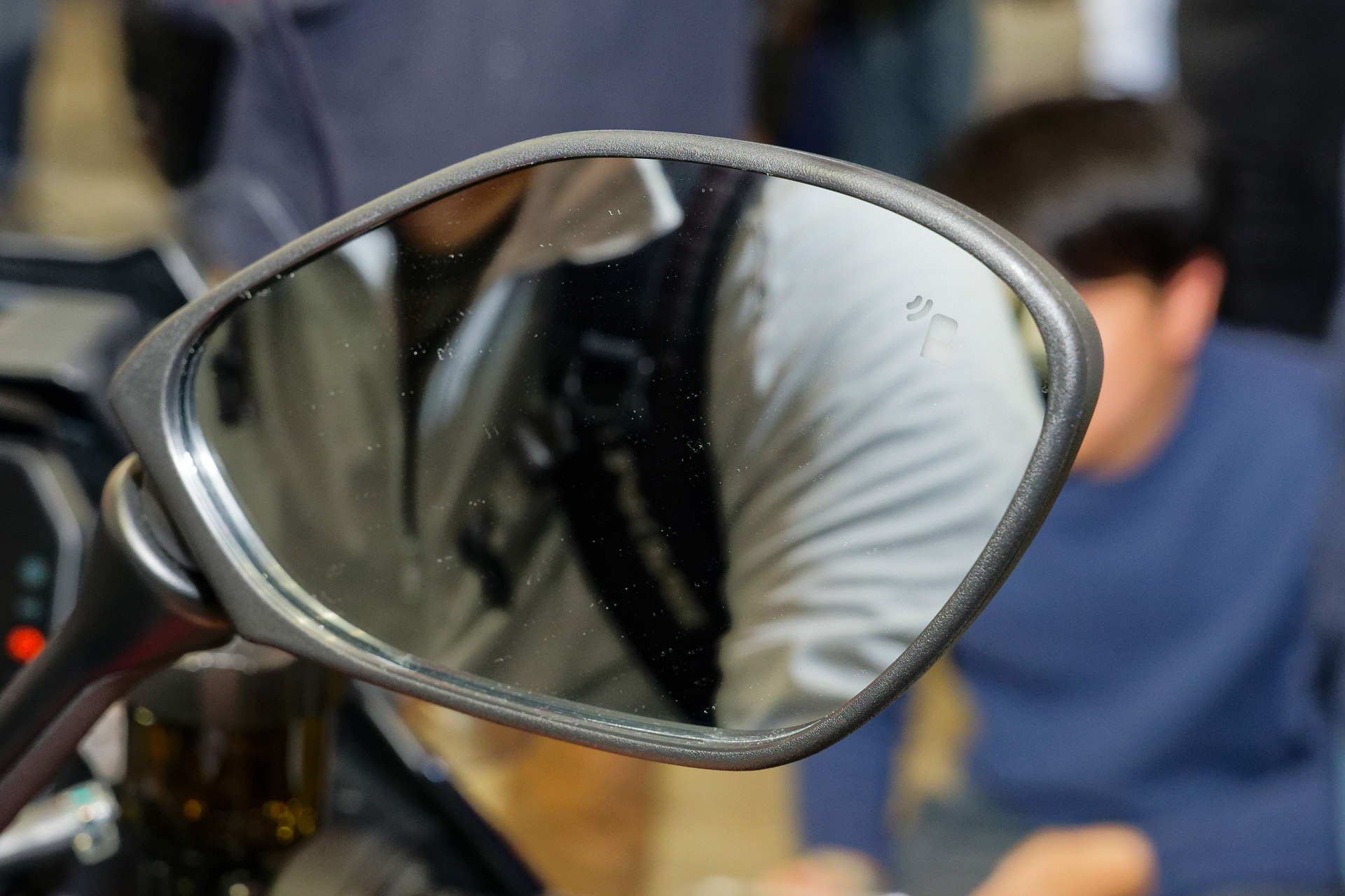 後部に埋め込まれているミリ波レーダーで検知するとミラー内で警告