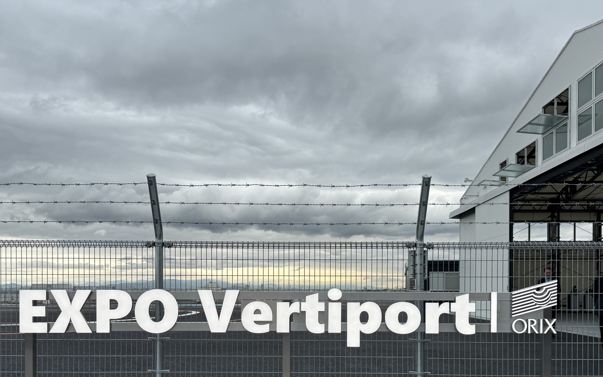 万博会場内の北西に位置する「モビリティエクスペリエンス」に設置された空飛ぶクルマの離着陸施設「EXPO Vertiport」