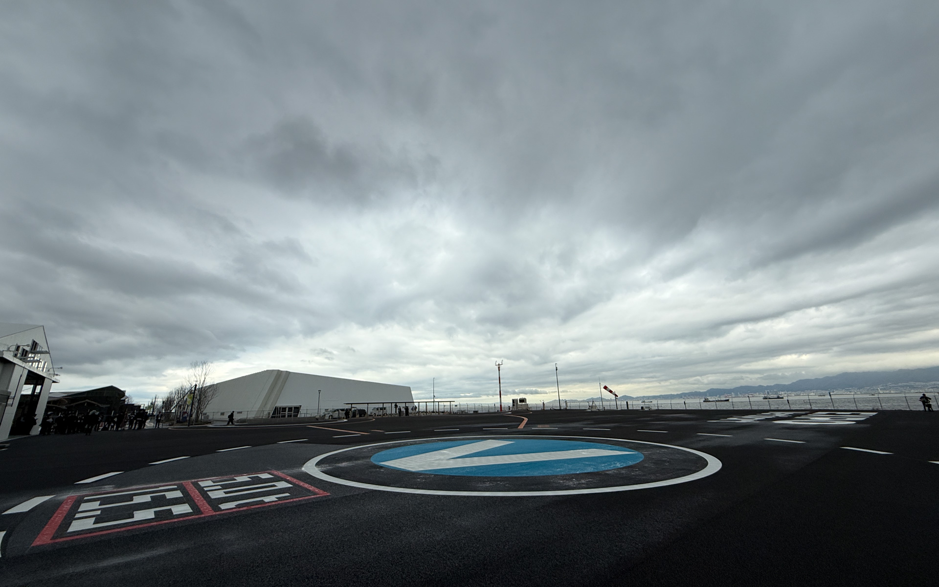 青地に白いVの文字がある場所が着陸帯