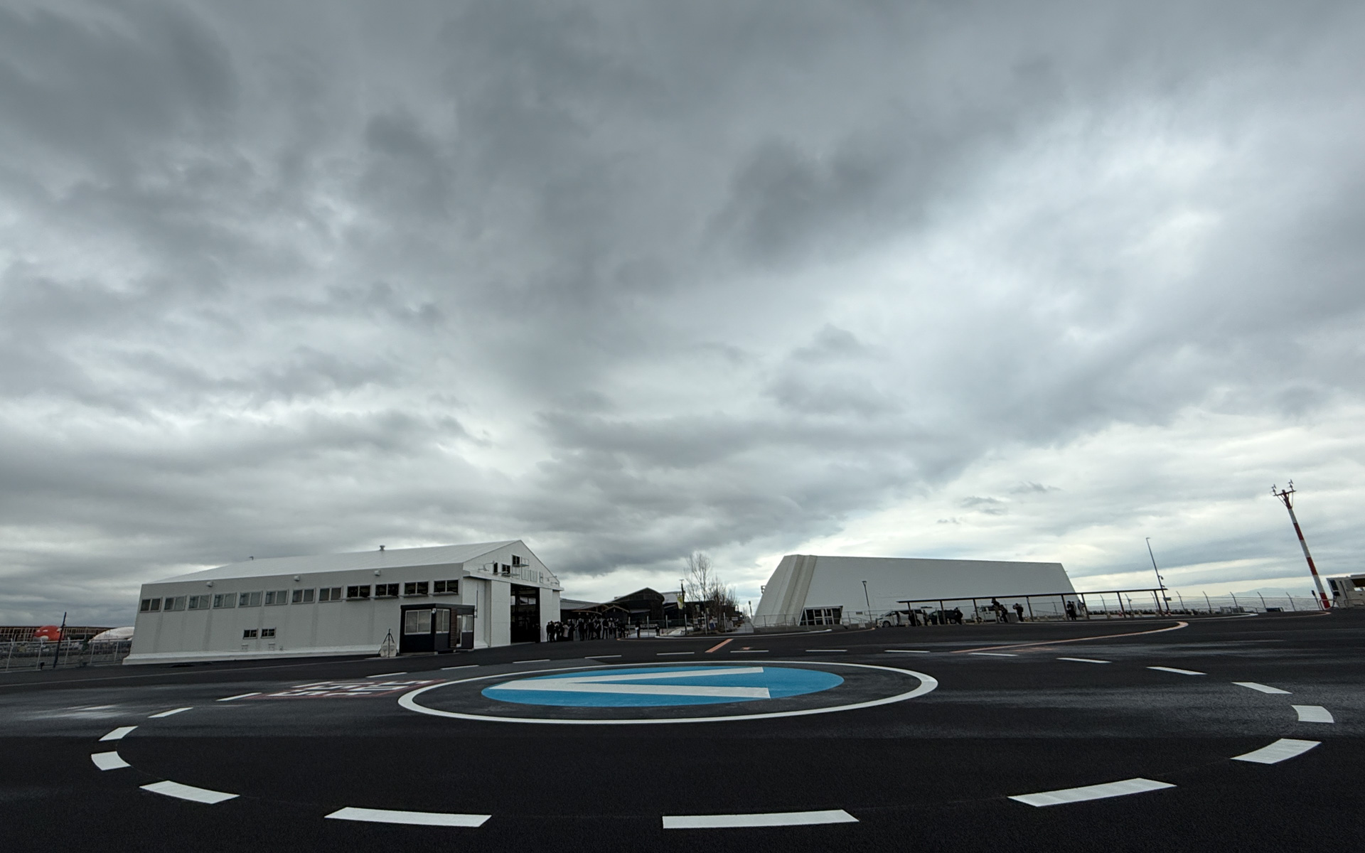 青地に白いVの文字がある場所が着陸帯