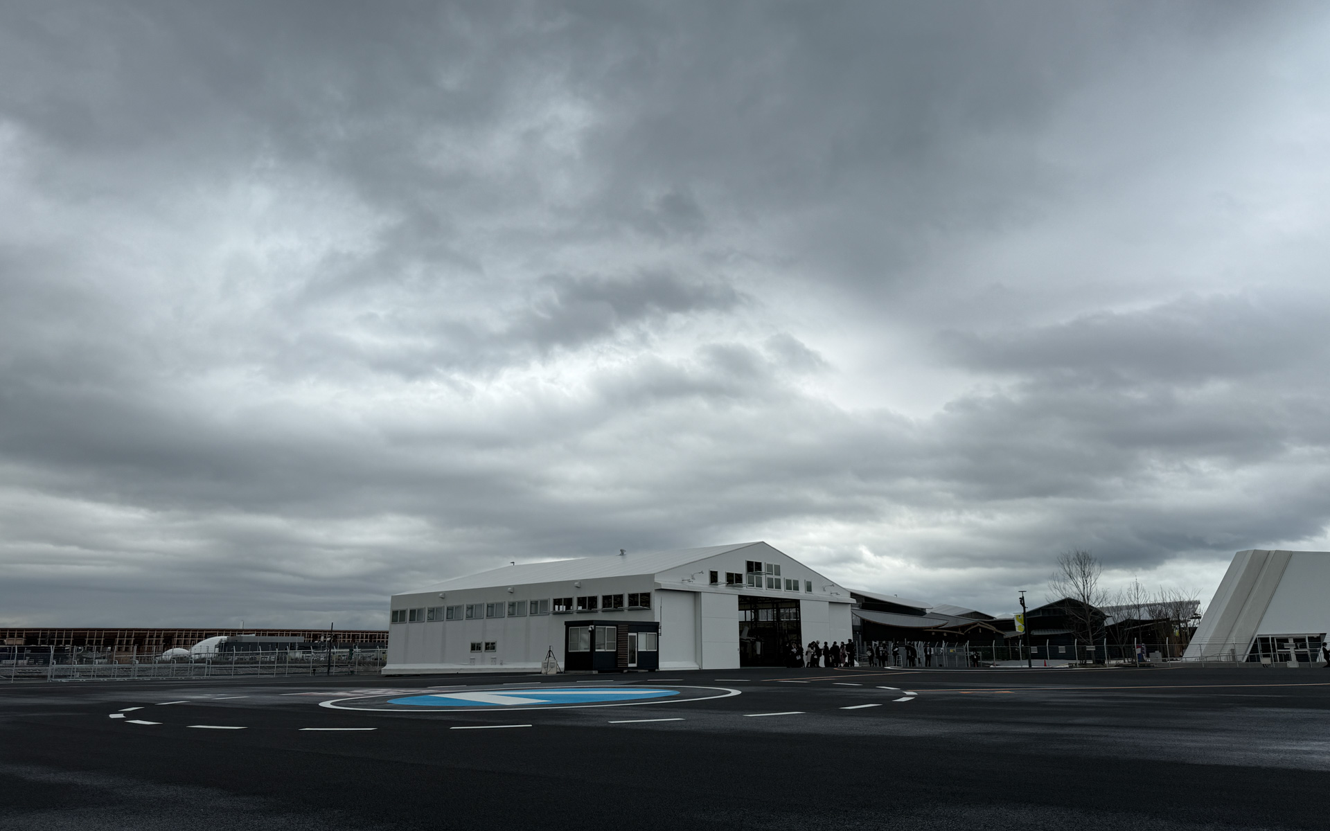 青地に白いVの文字がある場所が着陸帯