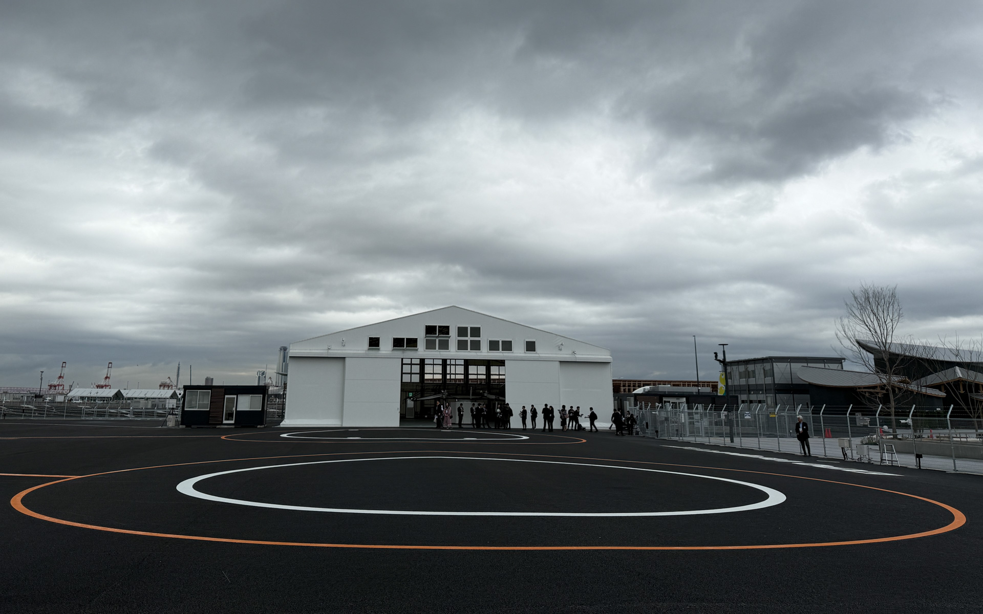 1つの着陸帯、2つの駐機場、格納庫といった構成