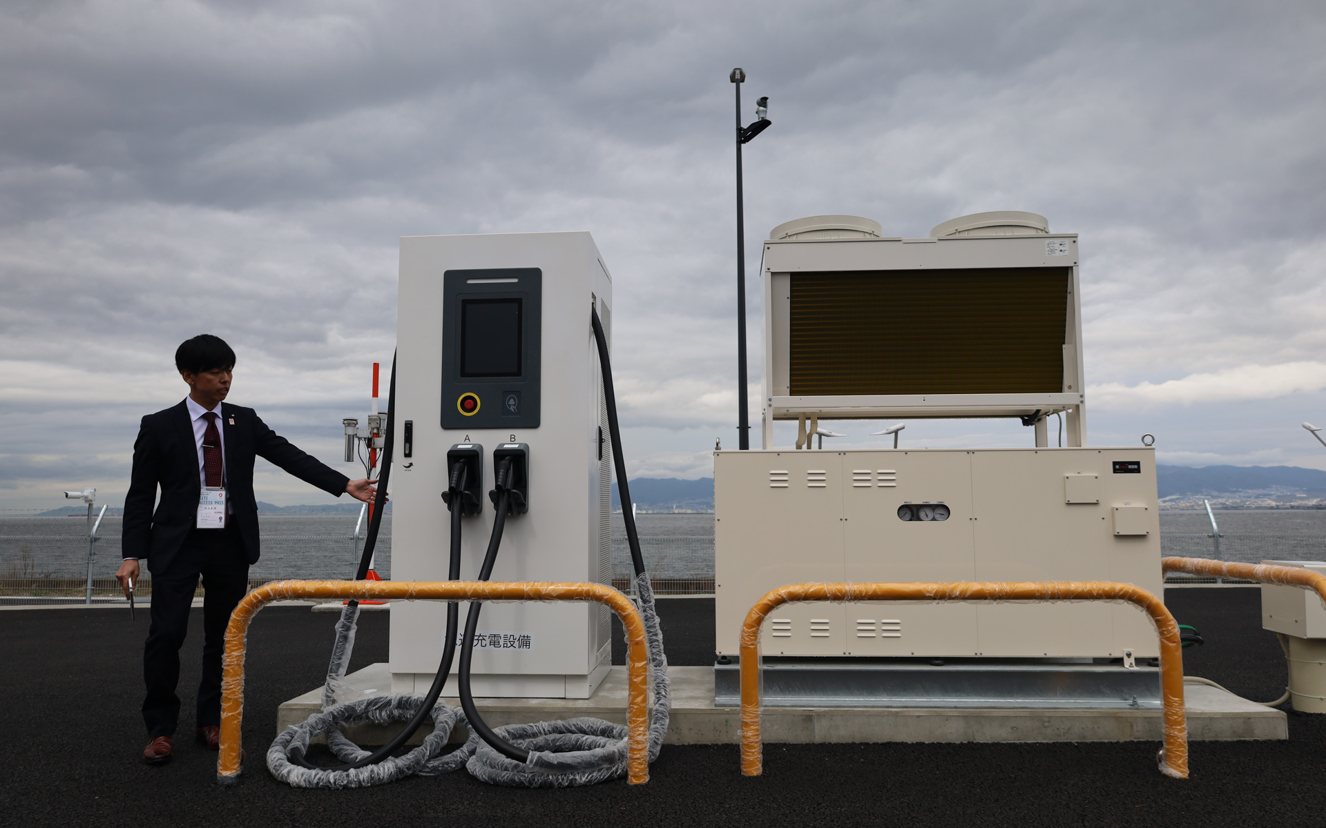 関西電力がSkyDriveに向けて設置した充電設備とバッテリの冷却装置