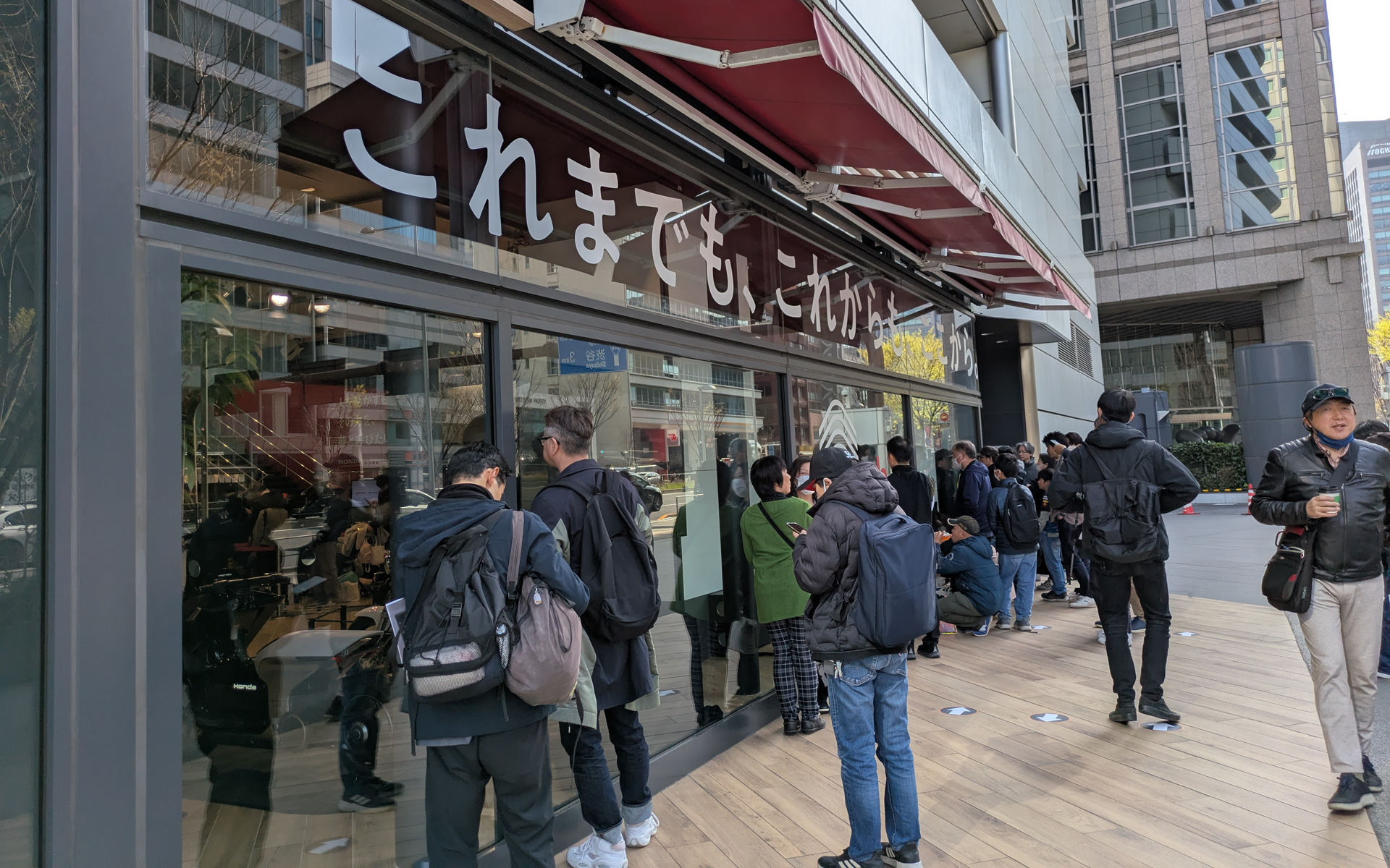 トークショーは整理券が配布され先着400人のみが入場できた。また、屋外でモニター越しにトークショーを見ることもできるようになっている