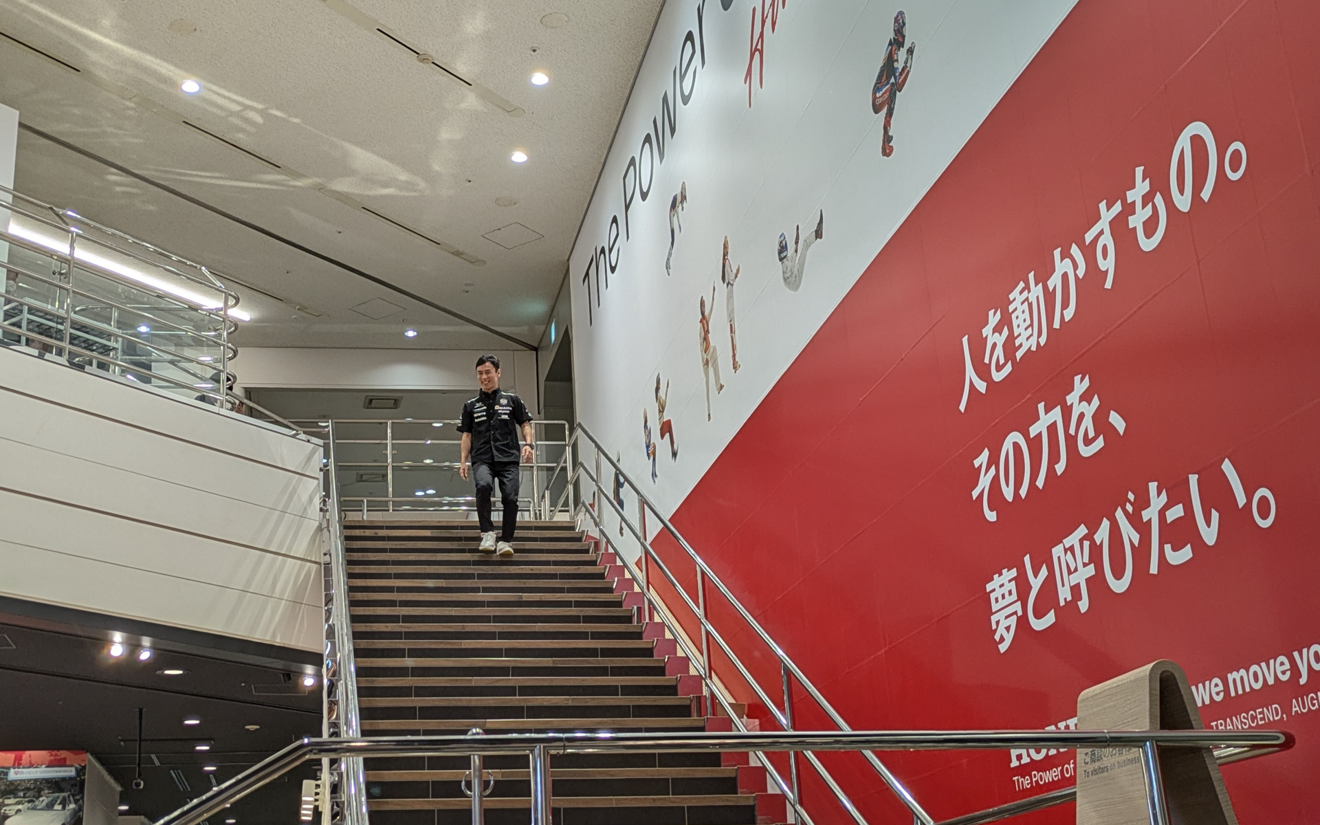 ウエルカムプラザ青山の2階からゆっくりとした足取りで登場した佐藤氏