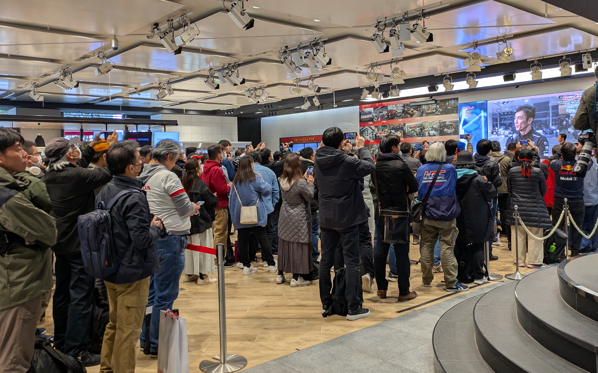 会場は安全を考慮して400人限定となっていた