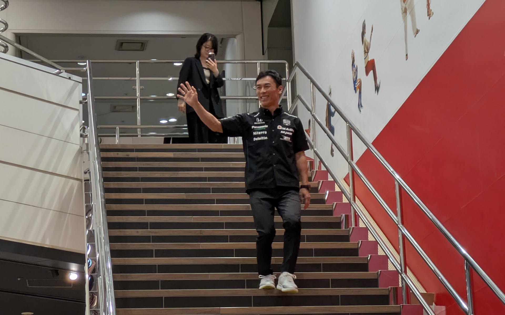 ウエルカムプラザ青山の2階からゆっくりとした足取りで登場した佐藤氏