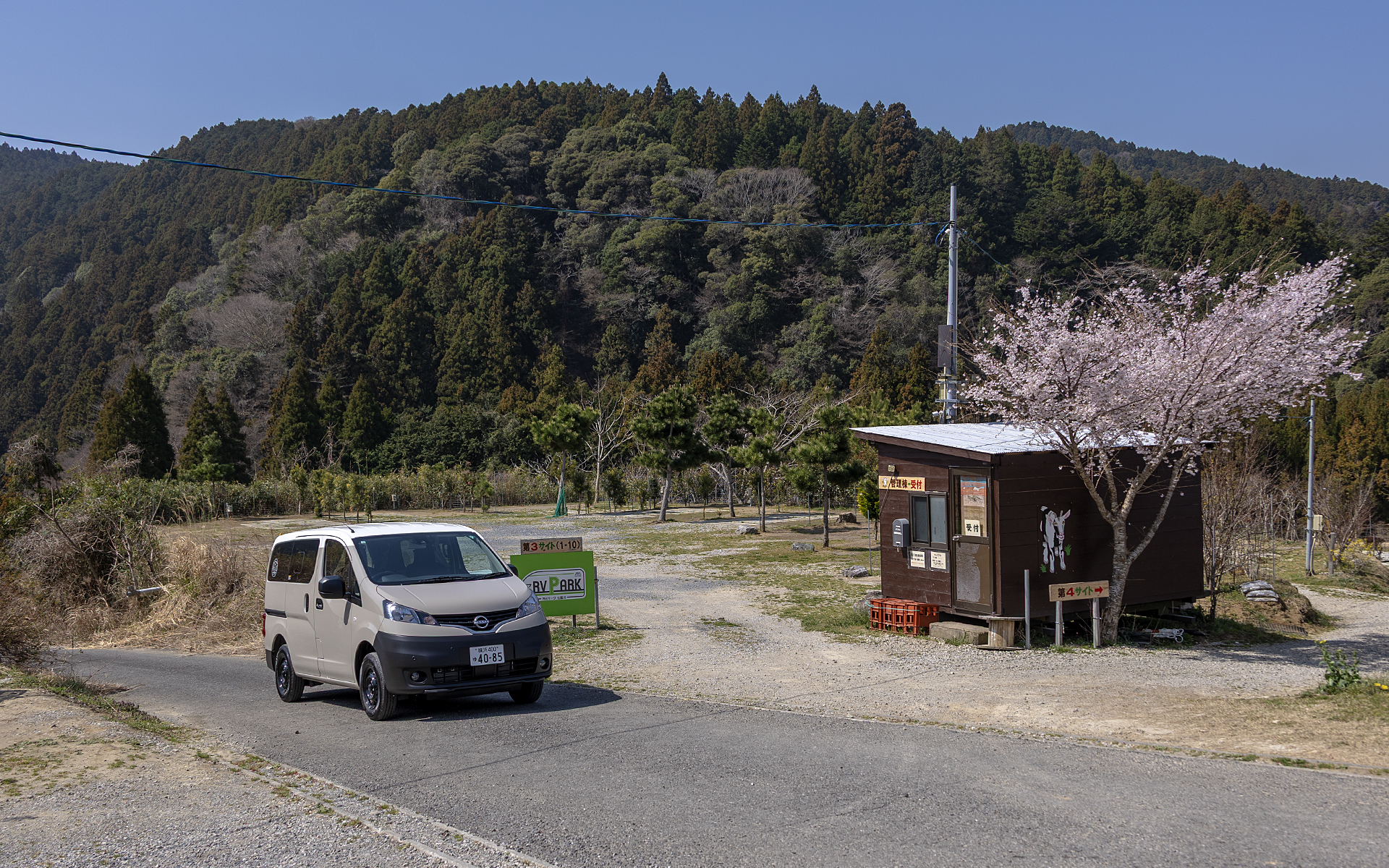 クルマごとサイトに乗り入れできるキャンプ場だけでなく、車中泊利用を前提としたRVパークという施設もあるので、クルマ旅が楽しめる環境はかなり充実している