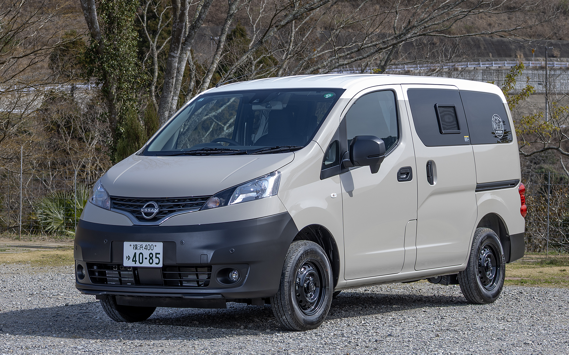 NV200バネットマイルーム。撮影車は4WDでボディカラーはサンドベージュ/ホワイト2トーン（専用色）。価格はFFが464万3100円、4WDが496万7600円