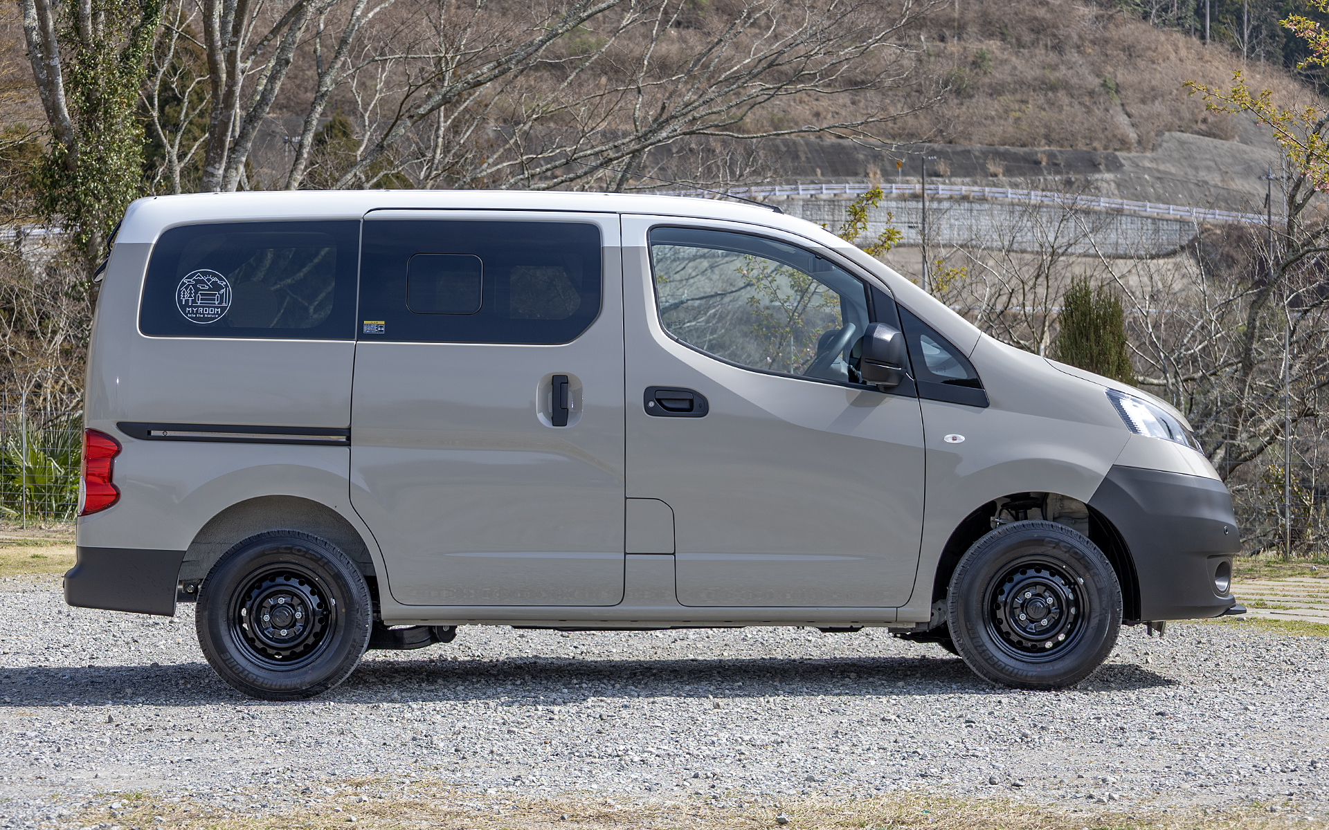 ボディサイズは4410（FFは4400）×1695×1870（FFは1860）mm（全長×全幅×全高）