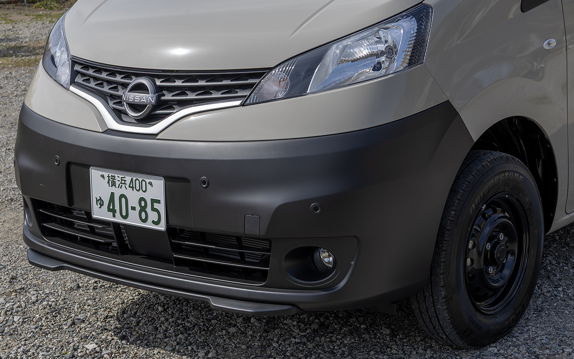 ヘッドランプはハロゲンヘッドランプ（マニュアルレベライザー付き）。4WDにはバンパー下部にスポイラー的なパーツが付く