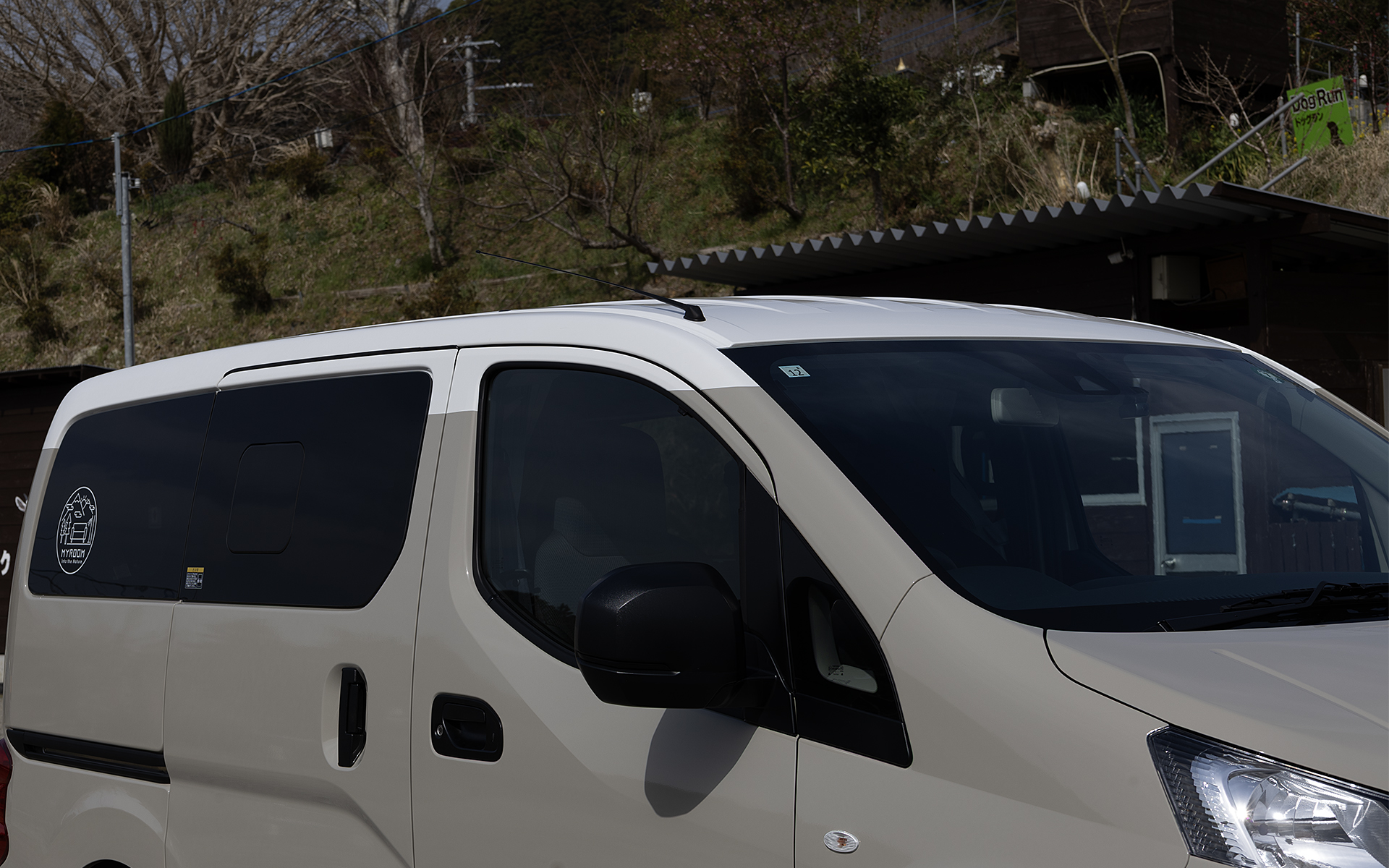 ルーフ部をホワイトに塗装。ピラー部の塗り分け位置は視覚的にシックリくることを重視してピラーごとに塗り分け位置の高さを変えている