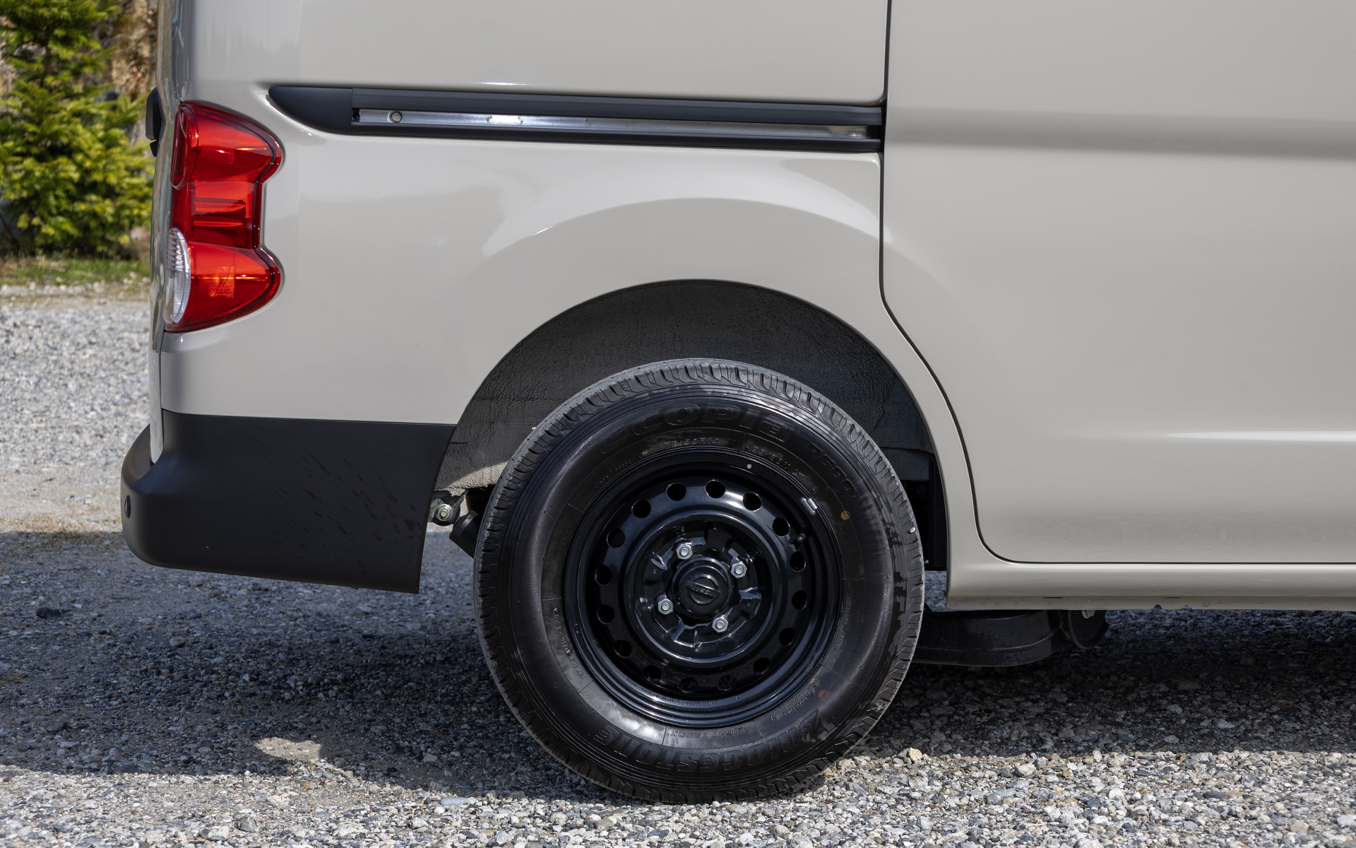 4WDは前後同サイズだが、FFはリアが165/80R14 97/95N LTになる。車高も4WDはFFより10mm高いのでフェンダーのクリアランスも広くなる