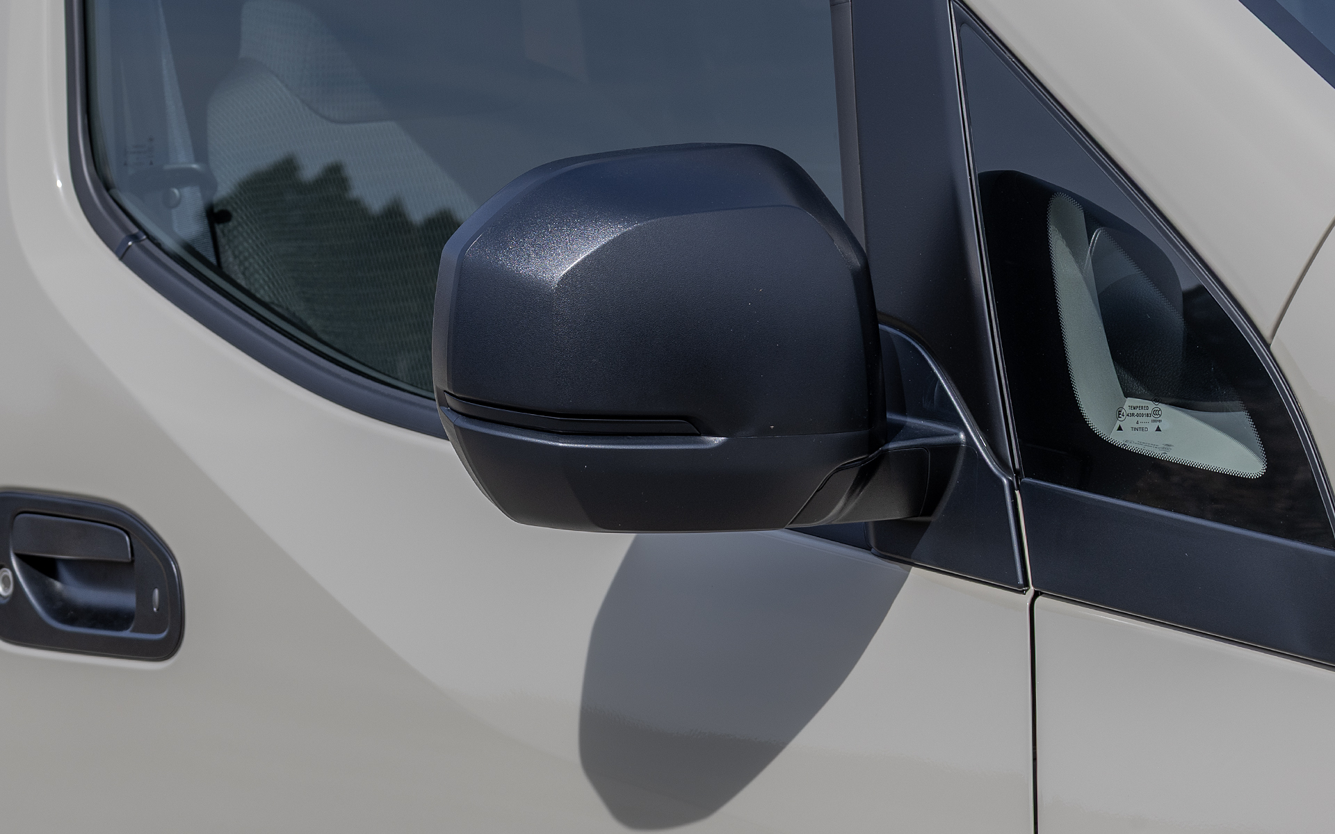 サイドミラーは大型で後方視界がよいもの。電動格納式だ