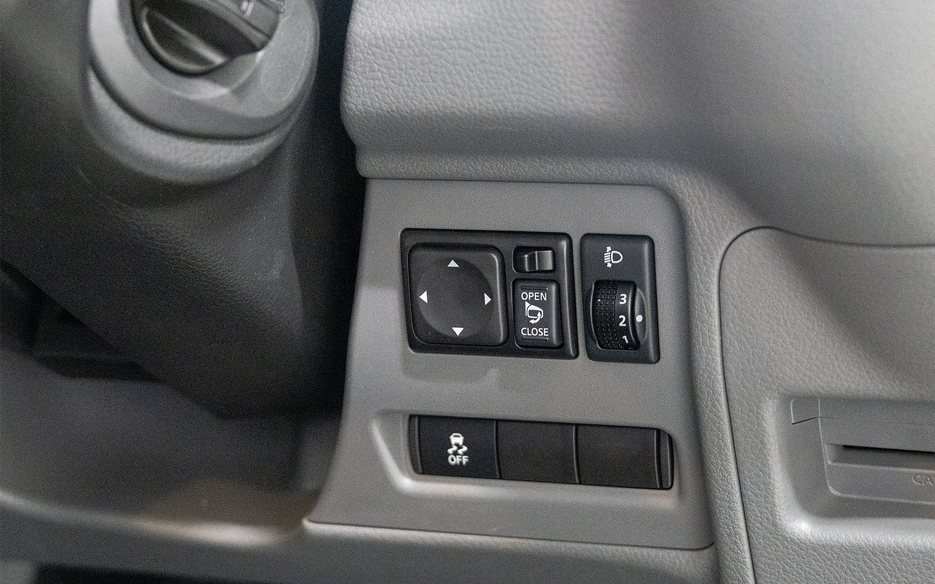 サイドミラーの操作部。運転席右下にある