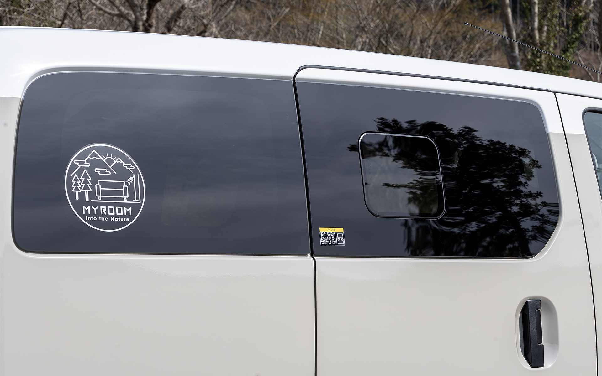 MYROOMステッカーはオプション。リアサイドガラス両面とバックドアガラスに貼られる