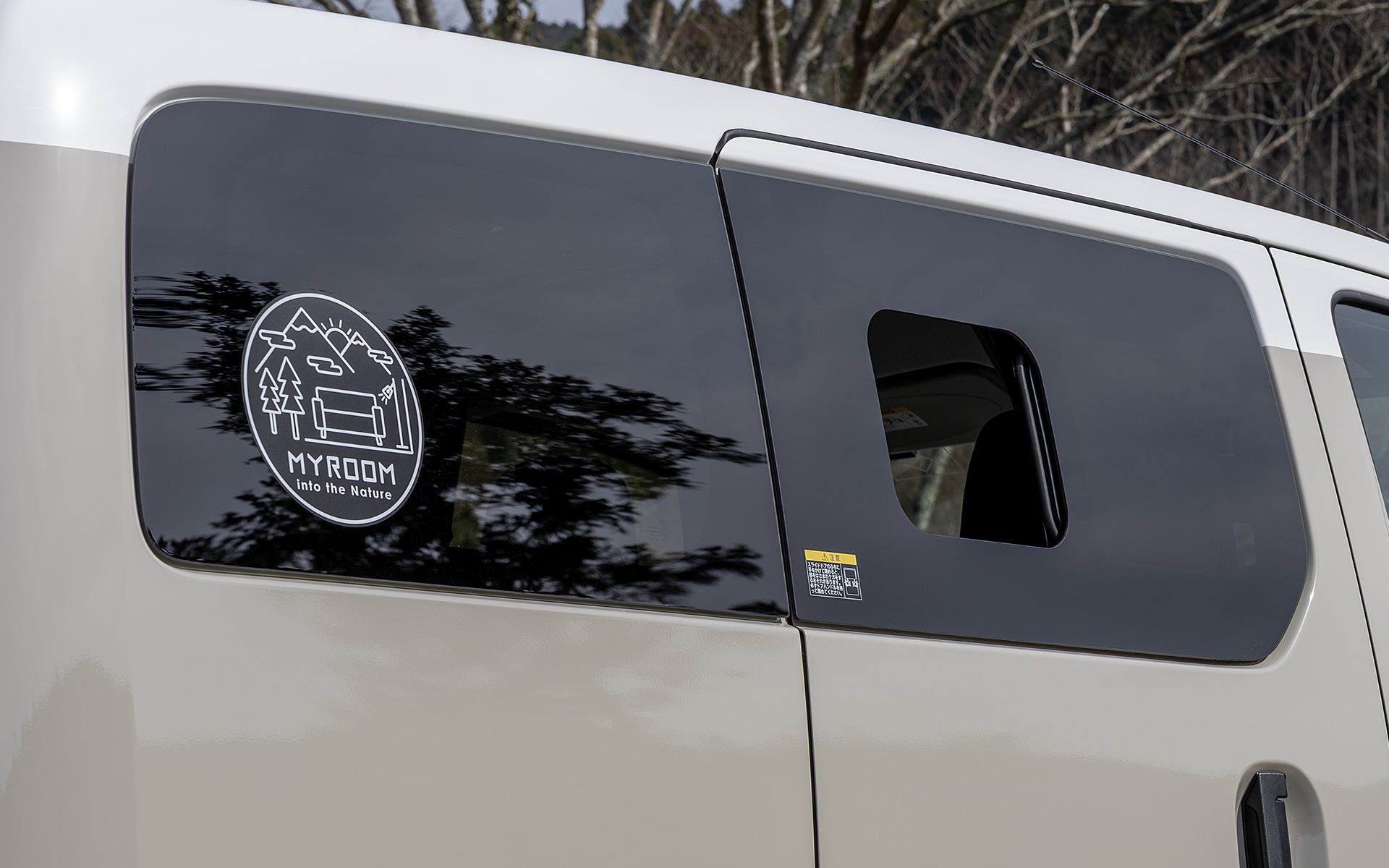 スライドドアのウィンドウは一部開閉できる