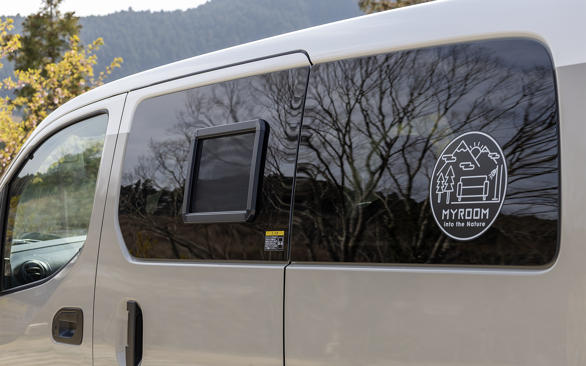 左側にはオプションのスライドサイドウィンドウ用の網戸が付いている