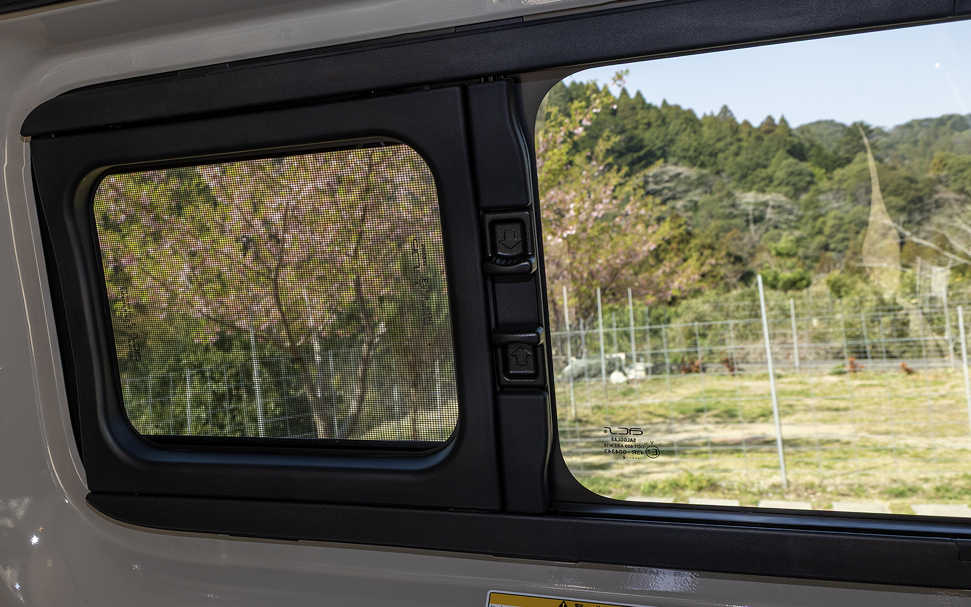 これからの季節では換気のできる網戸はうれしい装備