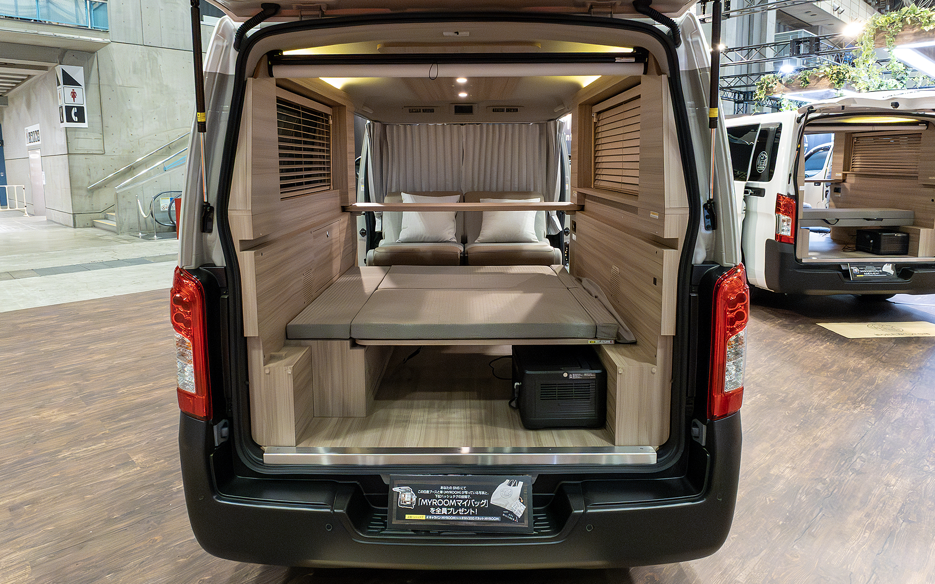 車内が広いぶん、装備や使い勝手はいい。壁目に格納できるベッドを装備。平置ベッド仕様も選択できる