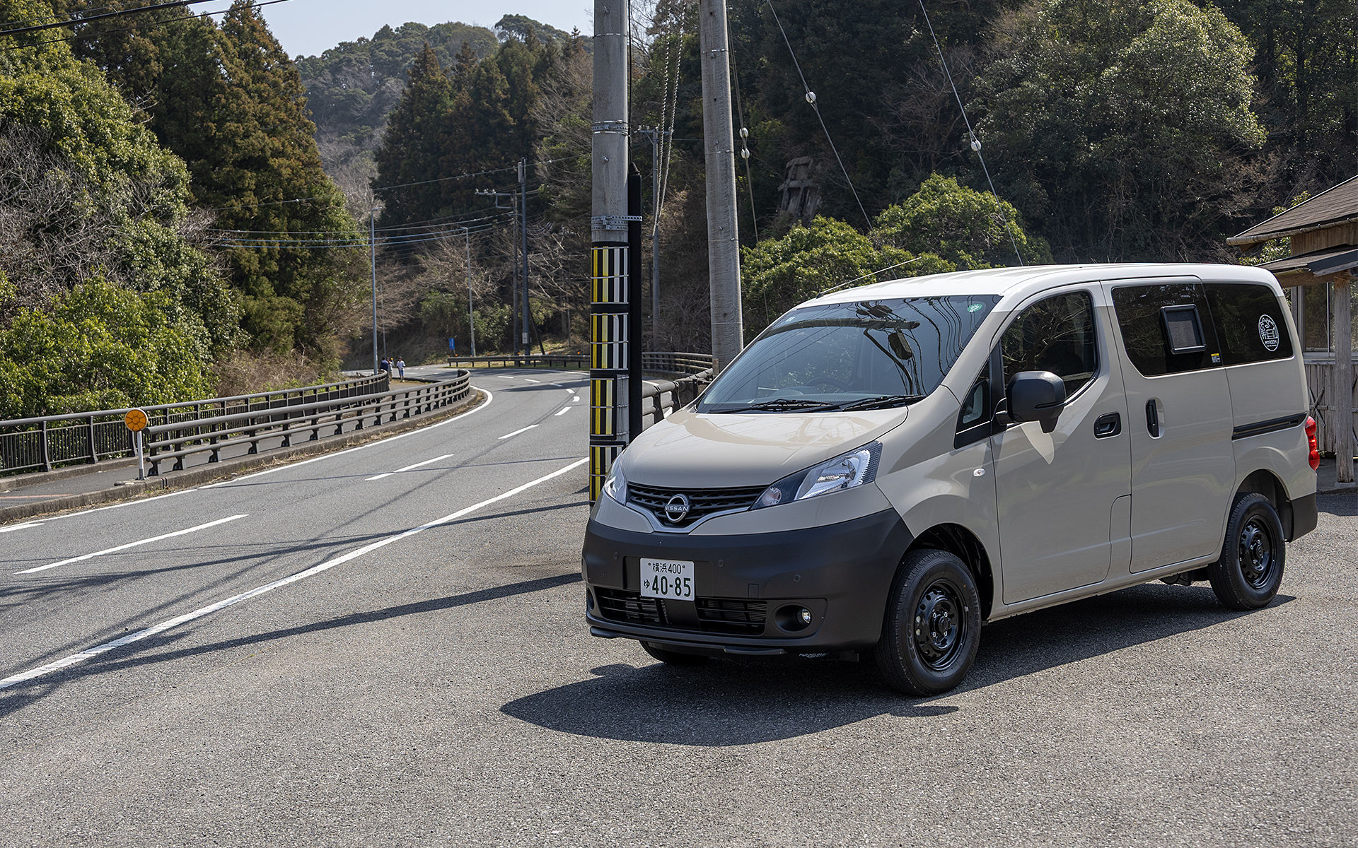 都市部、高速道路、山あいの道と走ってみた。パワーやトルクはほどほどだがふつうに乗るには不満なはい。乗り心地はわるくないが、試乗車はリアがマルチリンクサスペンションだったのでリアの動きがよすぎてフロントのゴツゴツ感が目立つときもあった