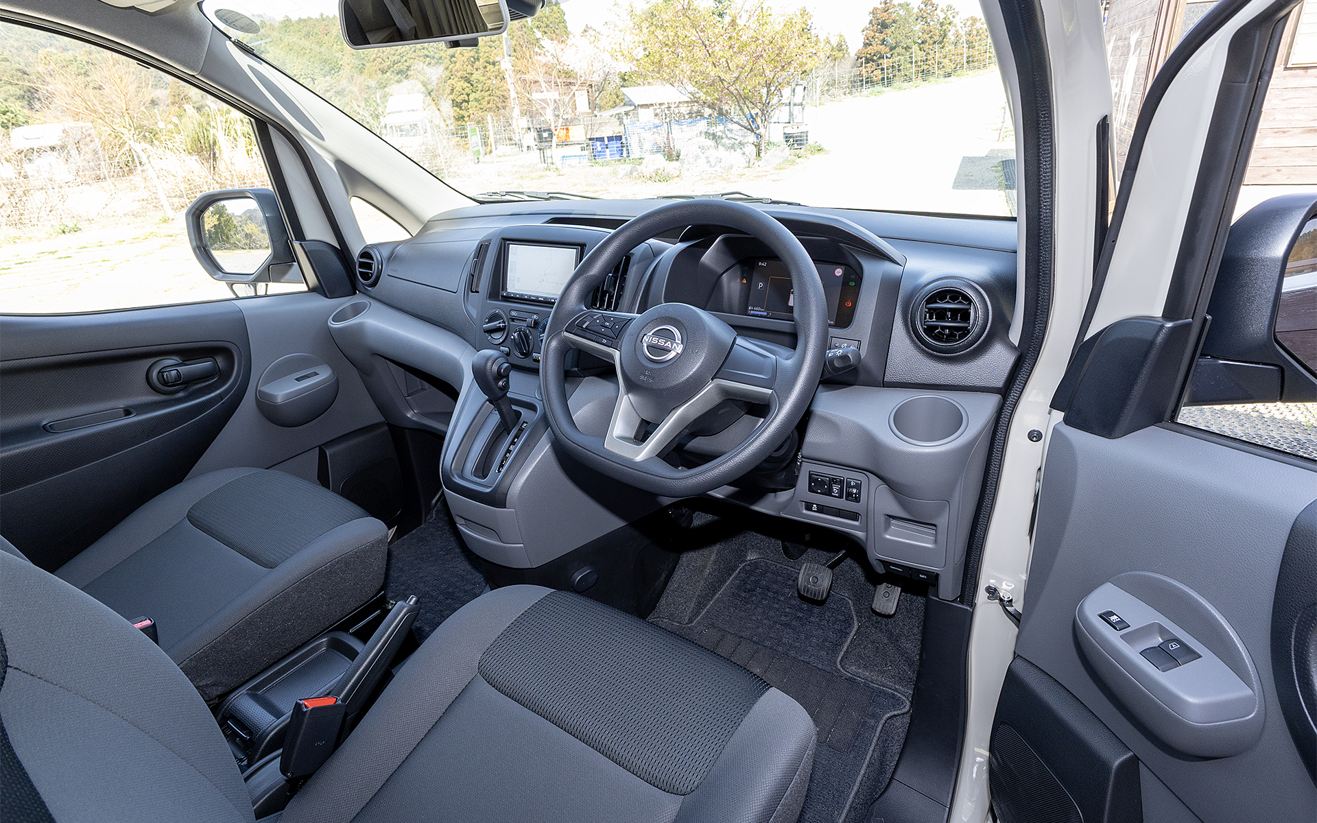 運転席。オール樹脂パーツで飾り気はないがNV200バネットシリーズの中でマイルームのみステアリングは加飾パーツ付きのDシェイプタイプとなる