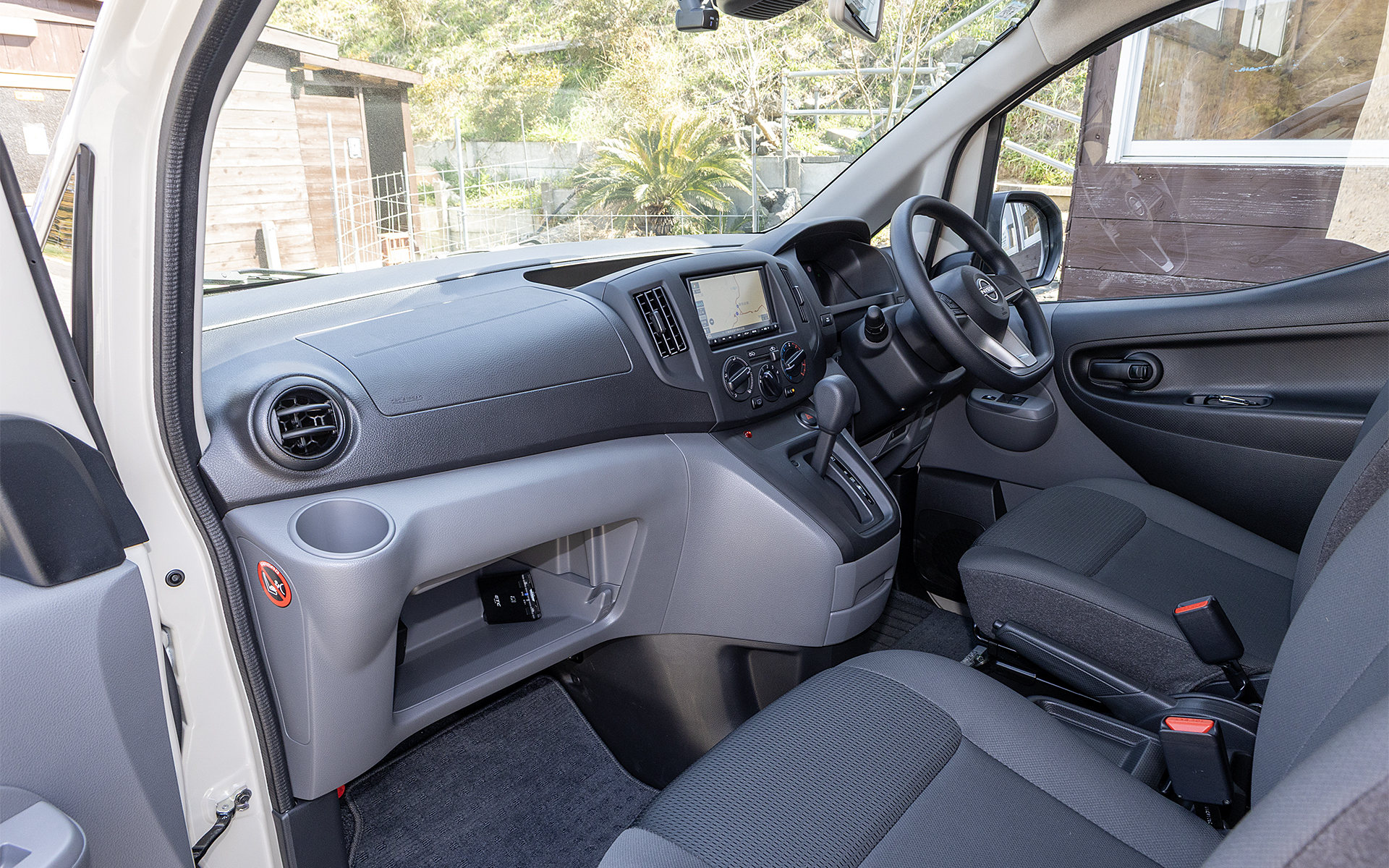 助手席側。グローブボックスはふたがないタイプ。エアコンはマニュアル