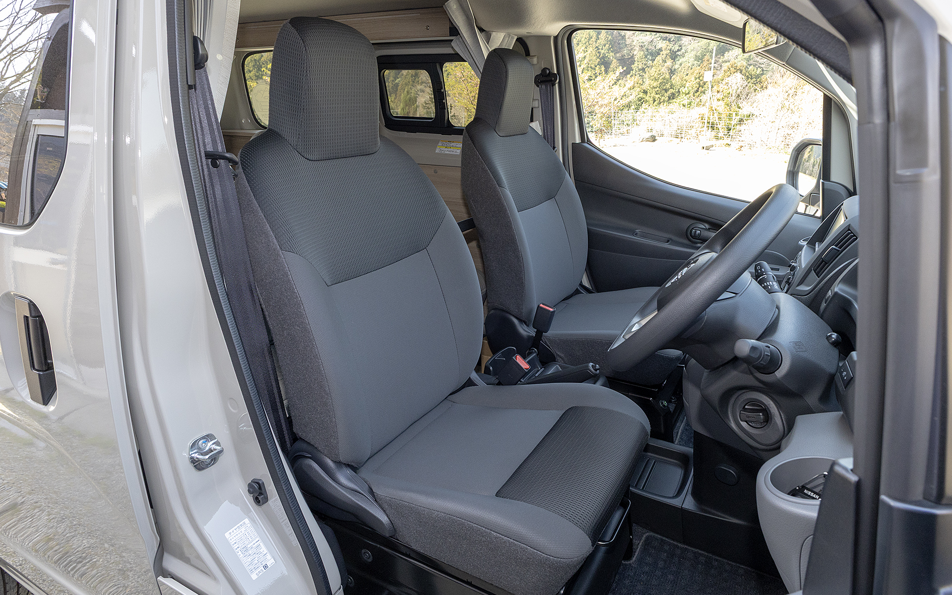 運転席、助手席はトリコット地のヘッドレスト一体式。4WDのみオプションでシートヒーターが設定される