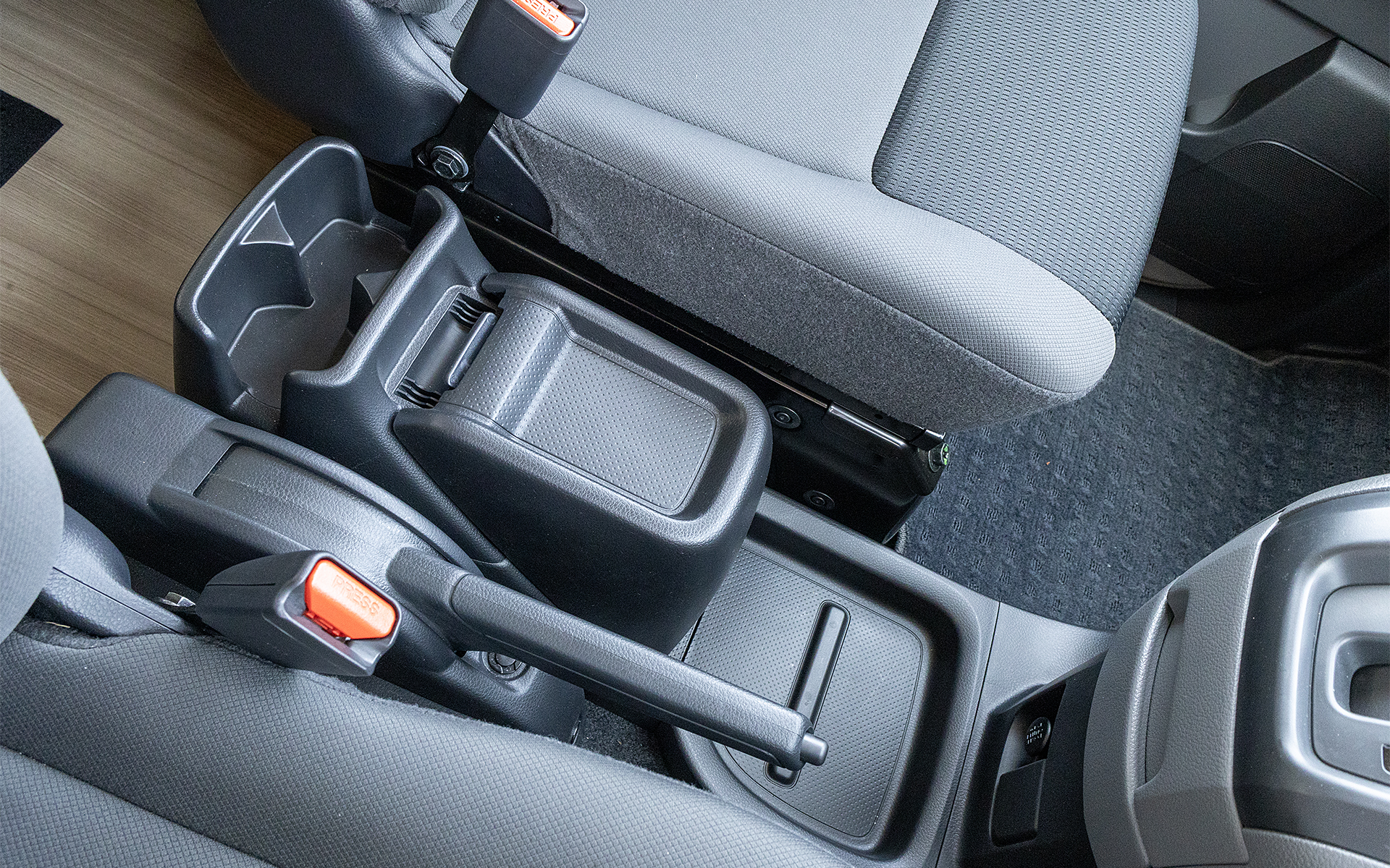 運転席と助手席の間の間隔は広く感じたので大人の男性が並んで座っても窮屈な感じはないと思う。サイドブレーキは手で引くタイプ。小物置きスペースも多く設定されている