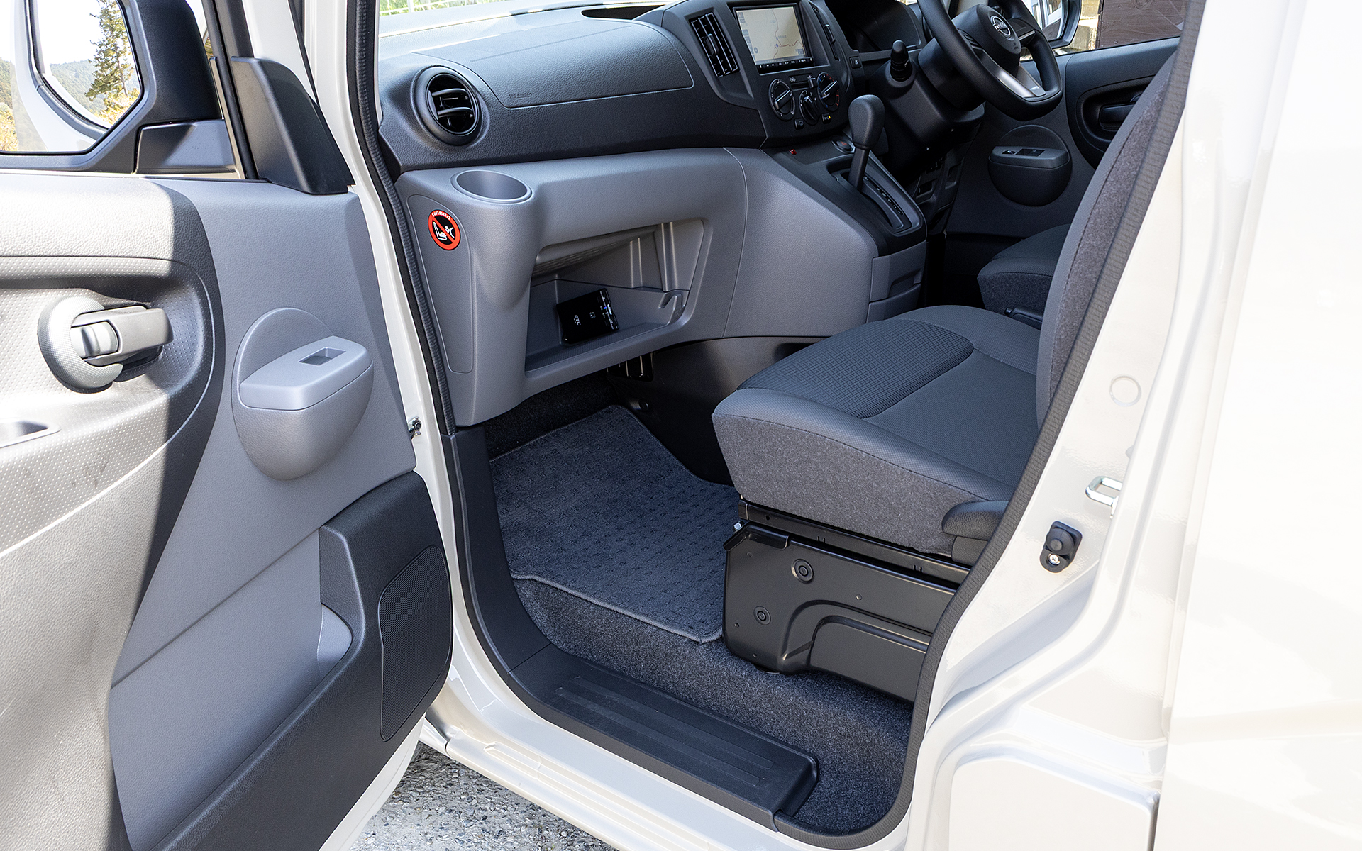 前席はミニバン並みの高さで視界はいい。乗り降りに関してはステップがあるので容易。筆者の場合、アシストグリップは不要と思うくらいふつうに乗れた