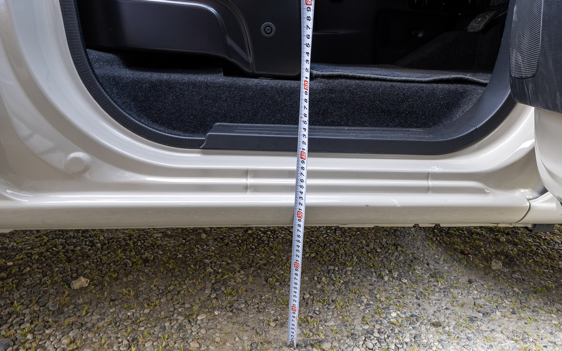 地面からステップまでをざっくり測ると約40cm。このステップのおかげで乗り降りはしやすいが欲を言えばピラーやダッシュボードなどに手をかけられるアシストグリップがあればなおよかった